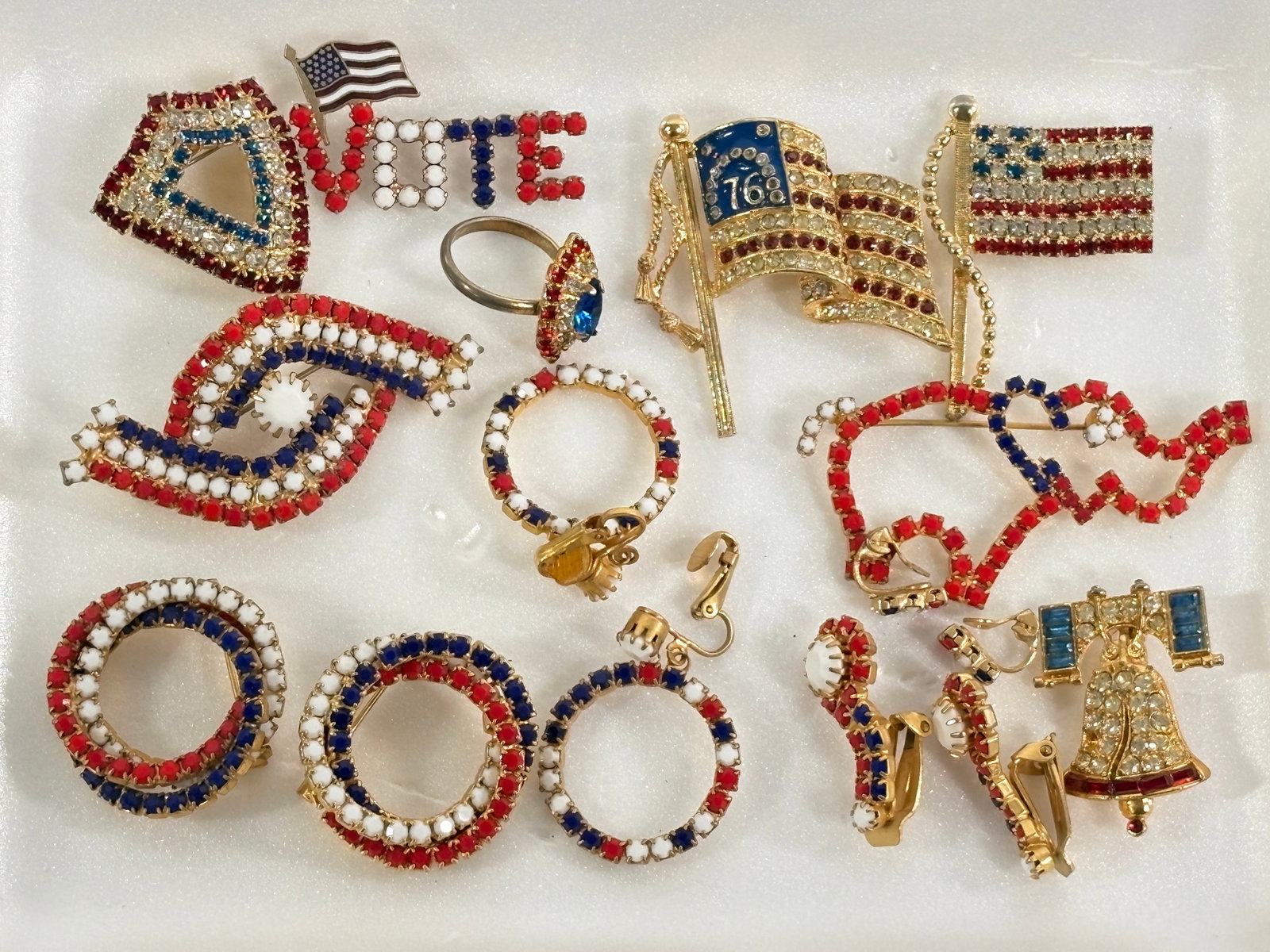 VARIOUS US MILITARY PATRIOTIC FLAG PINS: ALL REMAIN IN GOOD CONDITION, SHOWING SOME TYPICAL WEAR.