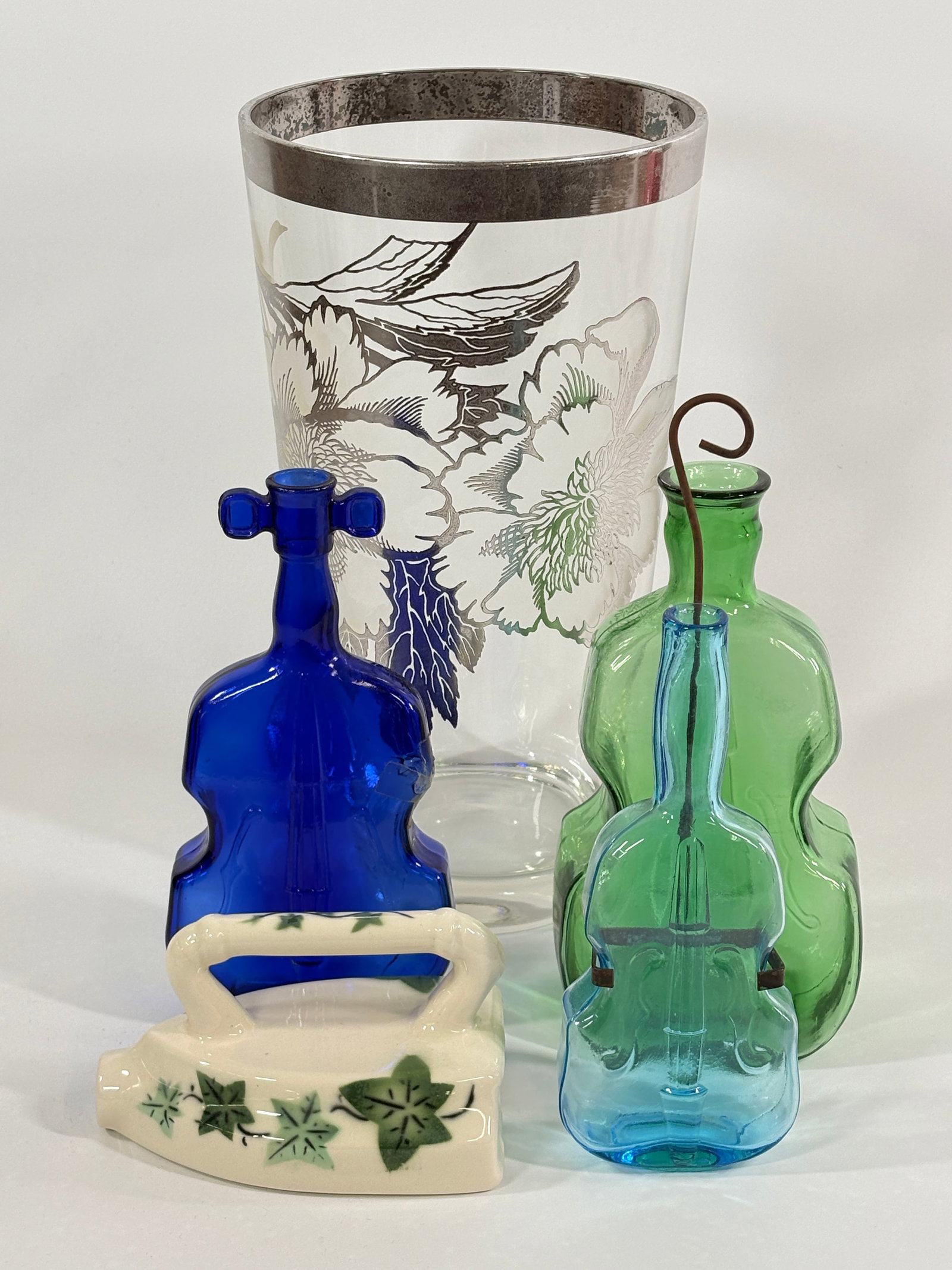 VARIOUS COLLECTIBLE GLASS & CERAMIC: ALL REMAIN IN GOOD CONDITION, NO CHIPS OR CRACKS.