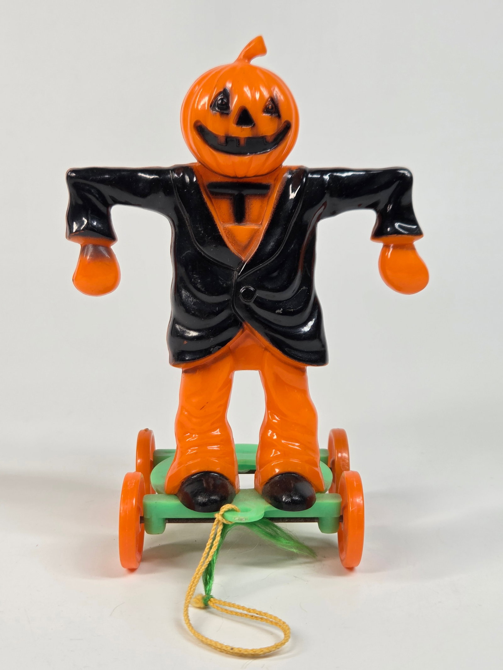 ROSBRO PLASTIC HALLOWEEN SCARECROW ON WHEELS (1 of 5)