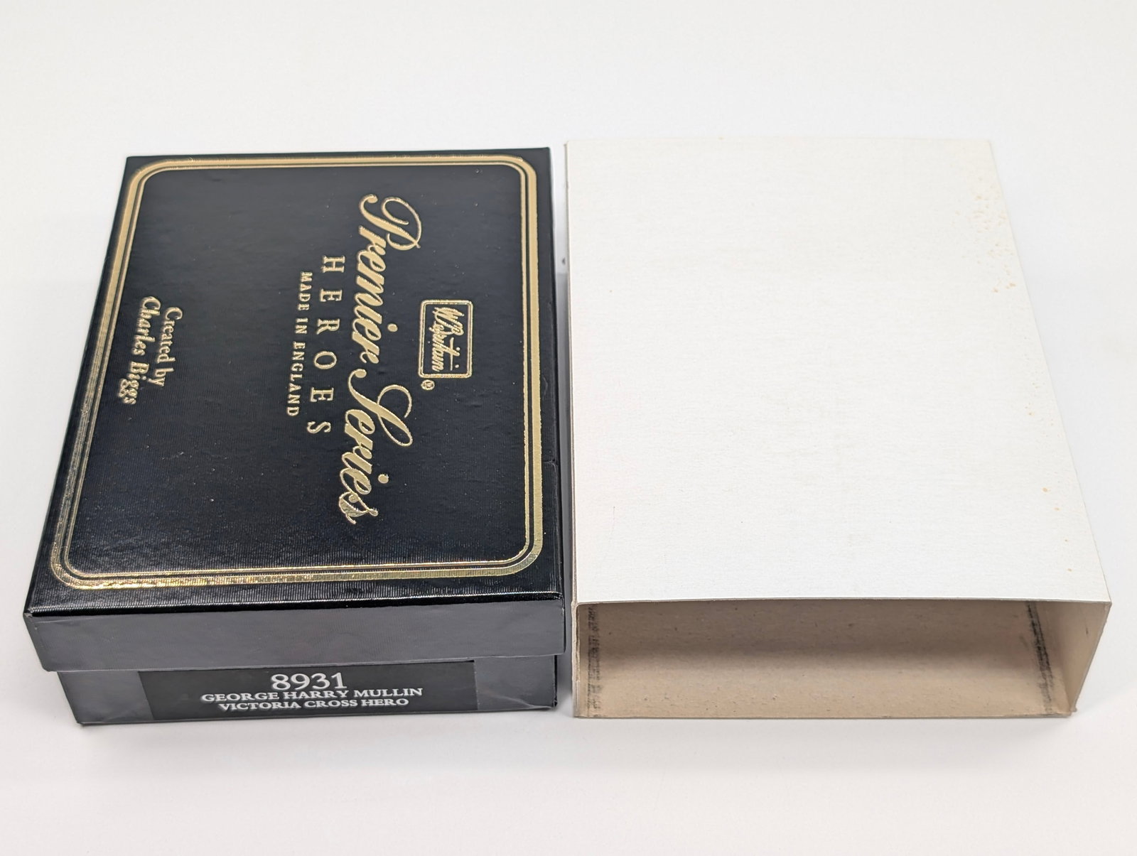 BRITAIN PREMIER SERIES 8931 GEORGE HARRY MULLIN VICTORIA CROSS HERO: REMAINS NEW IN BOX.