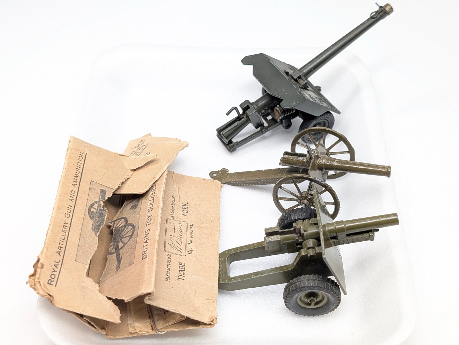 3) VINTAGE BRITAIN CANNONS: ALL REMAIN IN FAIR TO GOOD CONDITION, SHOWING SOME TYPICAL WEAR. BOX IN POOR CONDITION.