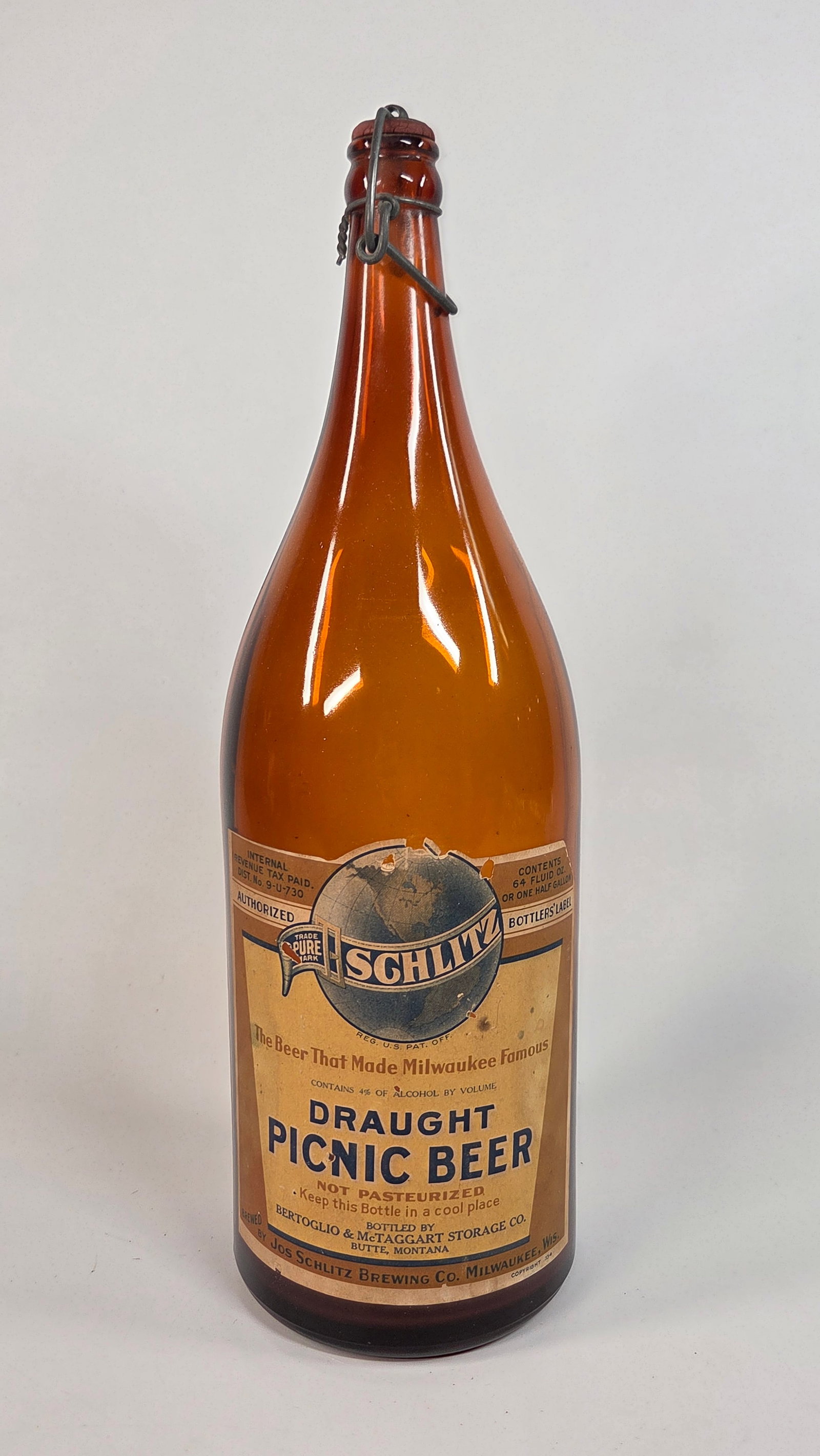 SCHLITZ DRAUGHT PICNIC BEER 64 OZ. BOTTLE W/ LABEL: BOTTLE AND LABEL REMAIN IN GOOD CONDITION. LABEL SHOWING SOME WEAR.