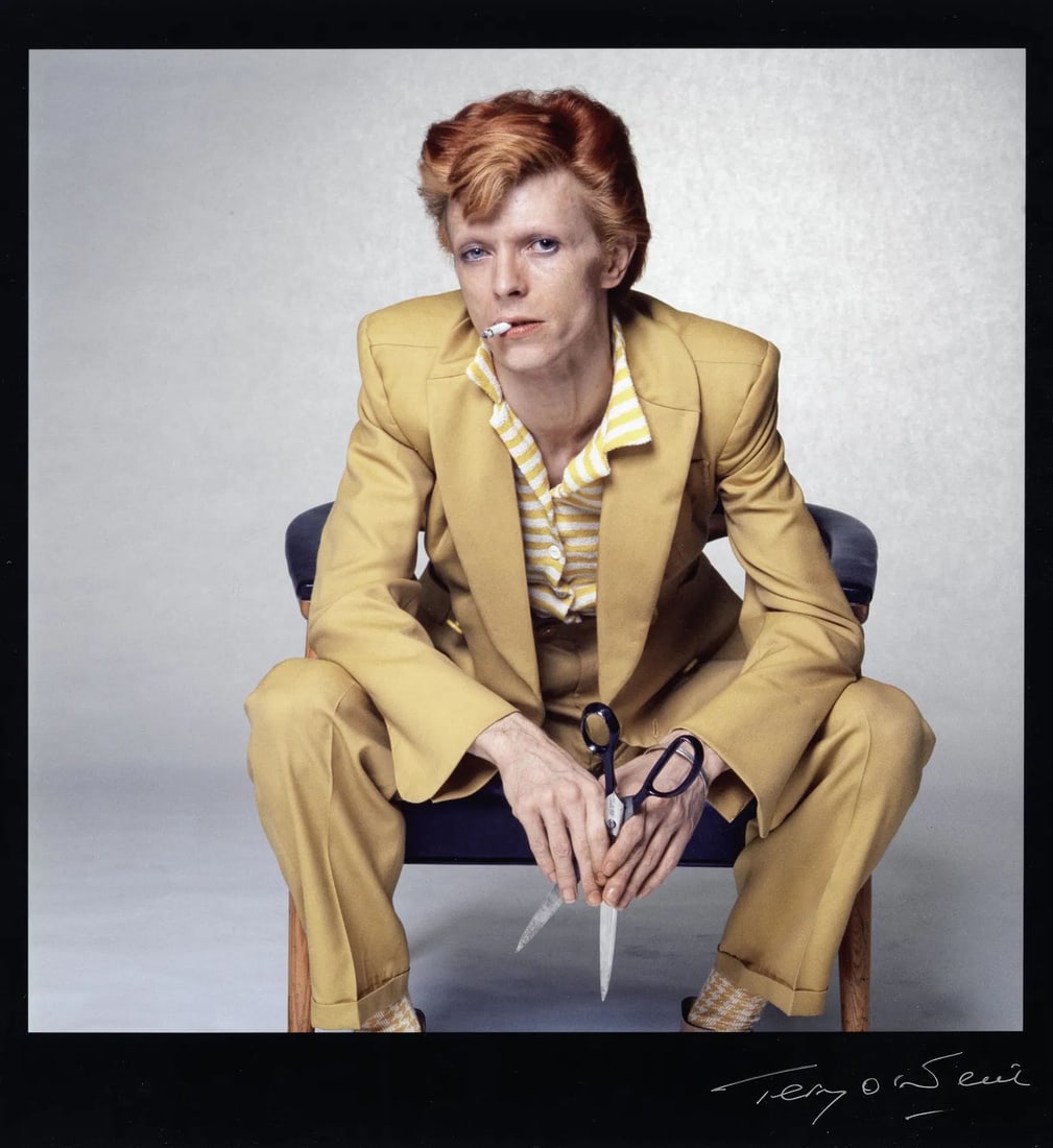 Terry O'Neill David Bowie in Yellow Suit (1 of 1)