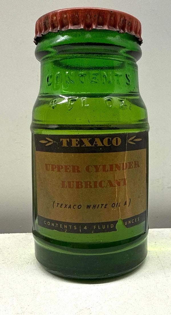 Texaco Upper Cylinder Green Glass 1/4 Pint Jar: Texaco Upper Cylinder Lubricant jar.? This 1/4 Pint green glass survivor jar features original paper lable on both sides and Texaco branded cap.? Presents in very nice overall condition.