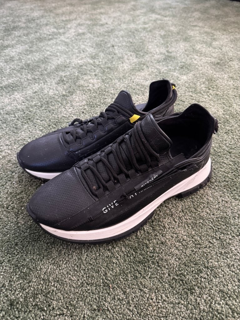 Givenchy Sneaker: Givenchy Sneaker. Size 44.