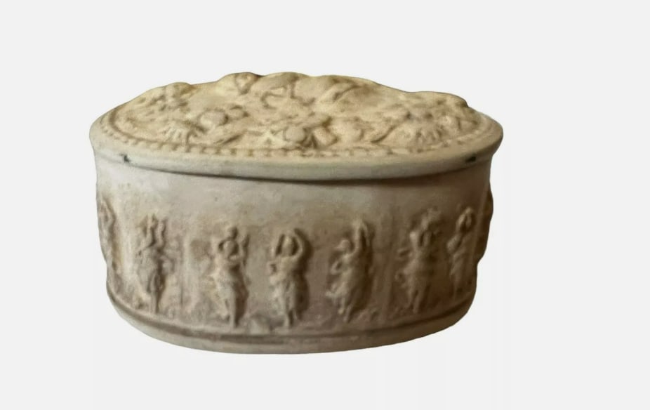 Antique Signed Batignani Italy Oggetti D? Arte Bisque Ceramic Trinket Case Box: This exquisite trinket case is a true masterpiece of Italian craftsmanship and artistry. The Batignani signature on the piece speaks to its authenticity and timeless beauty. The delicate bisque cerami