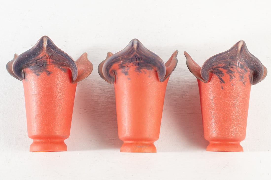 Vintage Pair of Orange Purple Tulip Lampshades , Signed " MP ": Vintage Pair of Orange Purple Tulip Lampshades , Signed " MP " Vintage from the 1920sMaterials: GlassWidth: 5.5 inchesHeight: 5.5 inches We ship larger pieces with specialized transport couriers and s