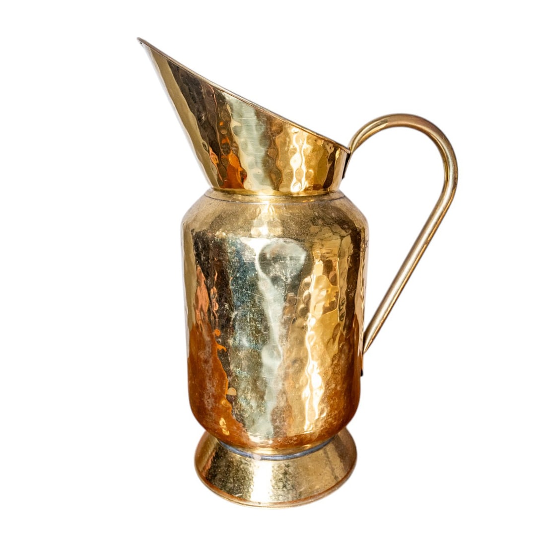 Early 20th Century Tall Hammered Antique Pouring Jug, English, Brass Ewer Stem Vase Sana Victorian: This Early 20th Century Tall Hammered Antique Pouring Jug showcases classic English craftsmanship with a Victorian-era design. Made of brass, it features a gracefully curved spout and handle, perfect