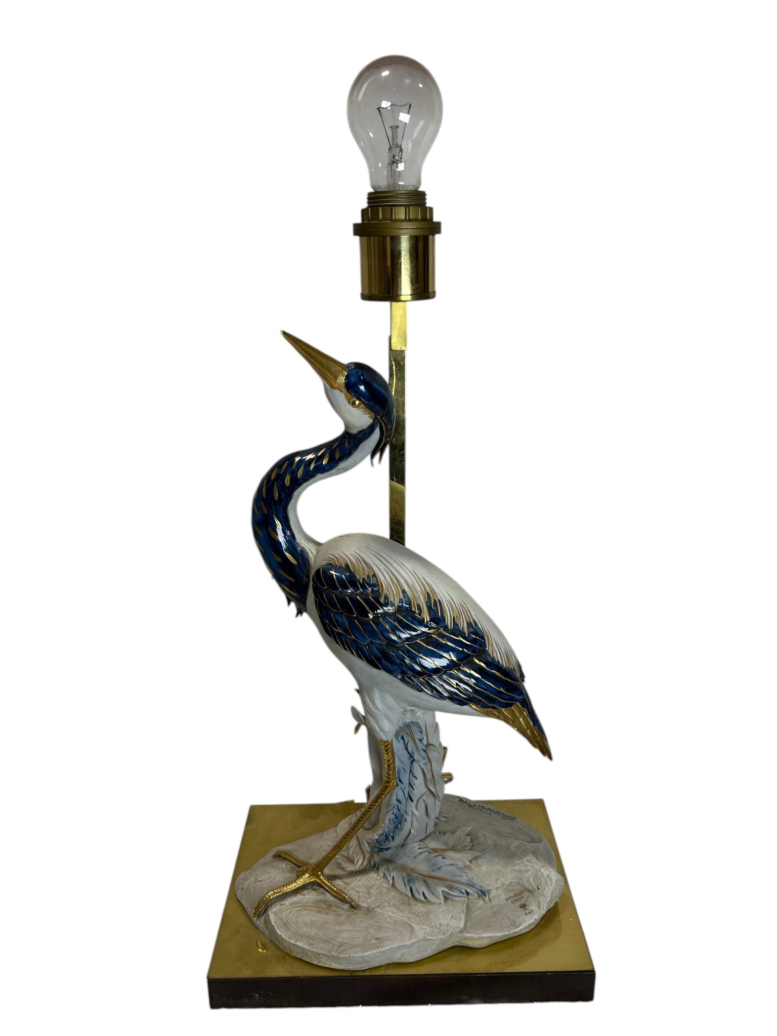 Vintage Italian Porcelain Heron Table Lamp by Edoardo Tasca, Mid-Century Modern: A stunning vintage Italian porcelain heron table lamp beautifully crafted in a highly decorative Mid-Century Modern style. This elegant sculptural lamp features a finely detailed blue and white heron 