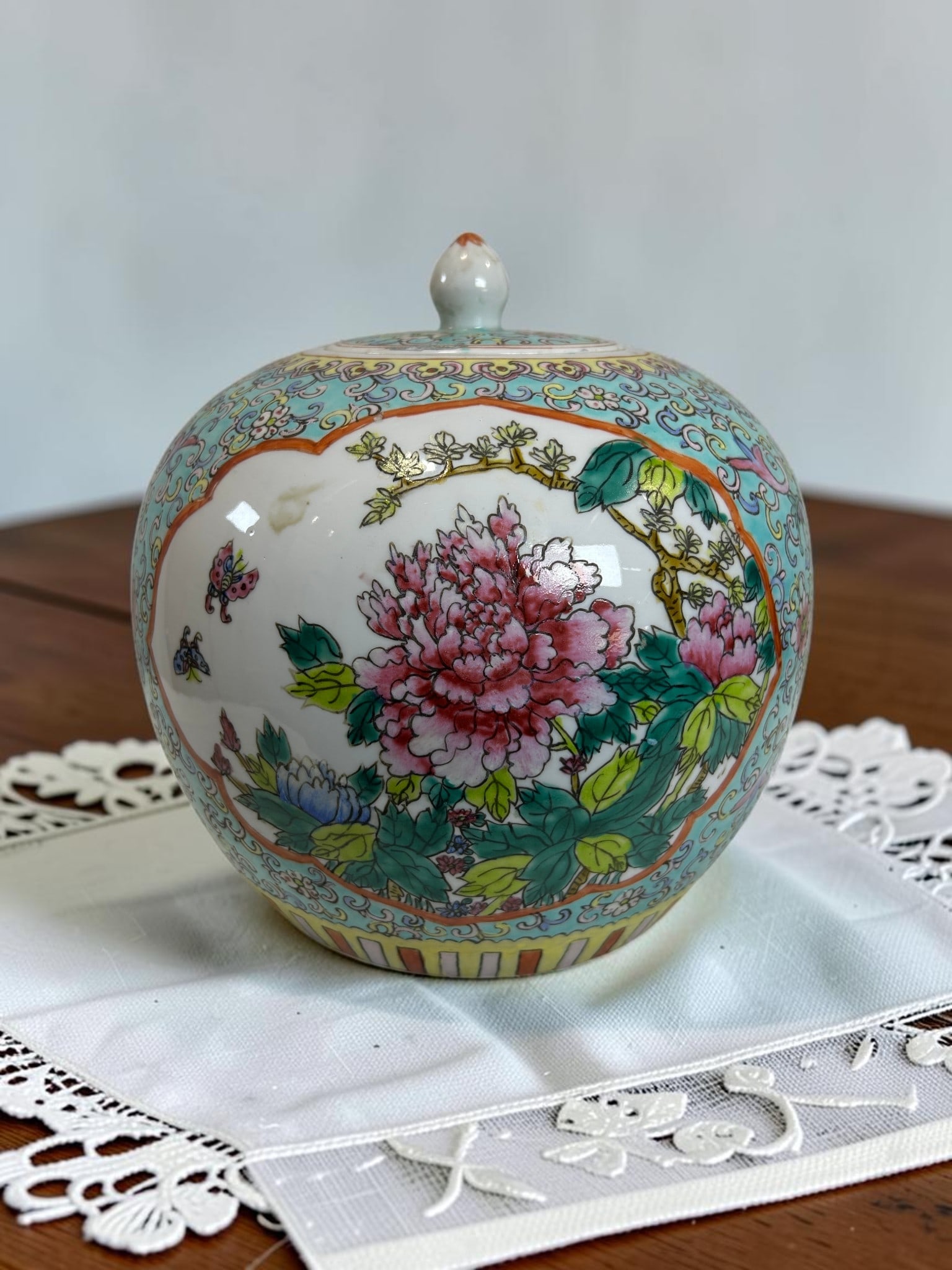 Vintage Chinese Famille Rose Porcelain Covered Ginger Jar with Peony Decoration: This beautiful vintage Chinese Famille Rose porcelain covered ginger jar features an elegant hand-painted floral design centered around large blooming peonies, symbolic of prosperity, honor, and good 