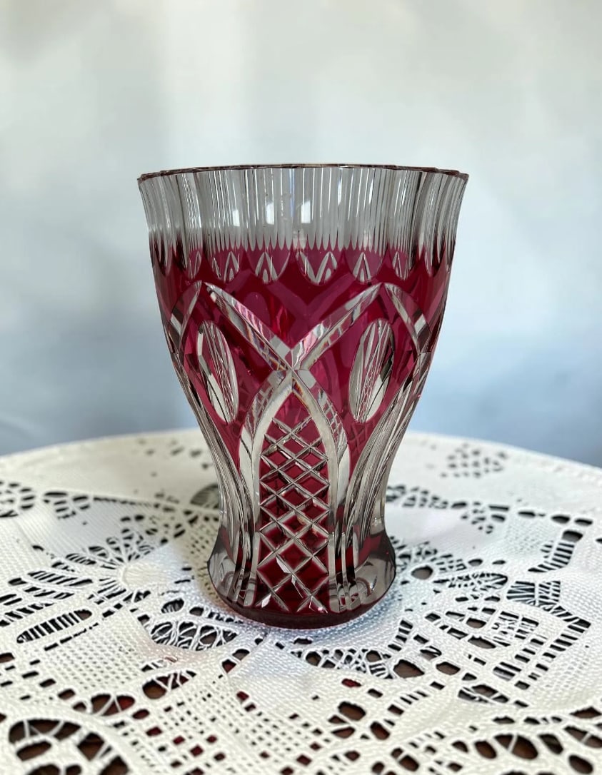 Signed VAL SAINT LAMBERT Cranberry Cut Crystal Glass Vase, 1950s Belgian Art Glass: This exquisite VAL SAINT LAMBERT cranberry cut crystal vase, dating to the 1950s, showcases the exceptional craftsmanship and artistry for which the renowned Belgian crystal manufacturer is celebrated