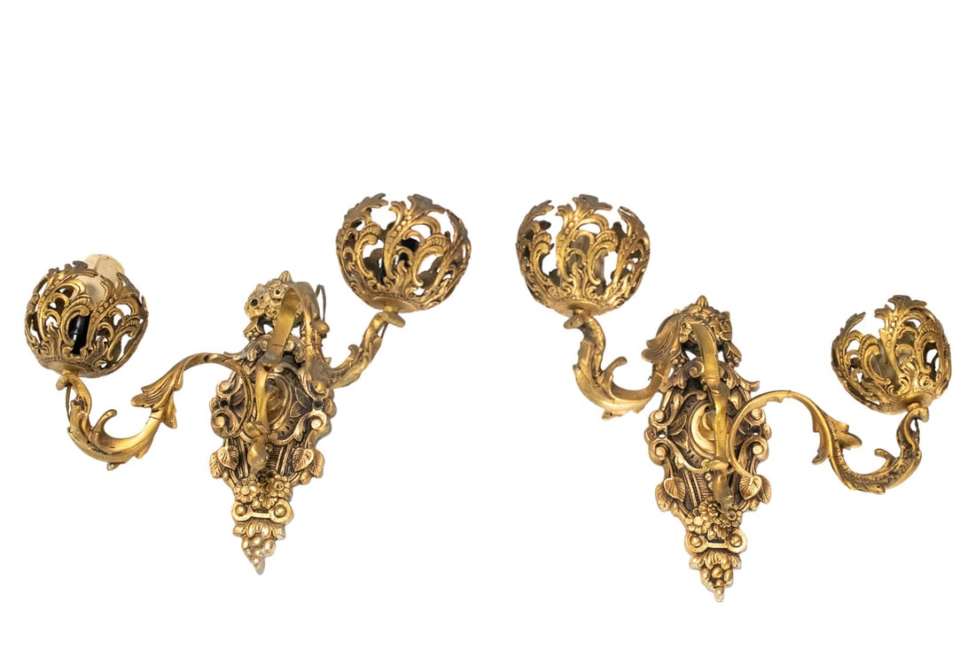 Antique Italian Baroque Brass 2-Arm Wall Light Scone Lamps Set of 2: Pair of 2- arm brass gold-plated wall lamps, each with two sockets from the 1950s/60s we believe. Beautiful, designed as a "round circular shell with lots of details. Very high quality workmanship. En