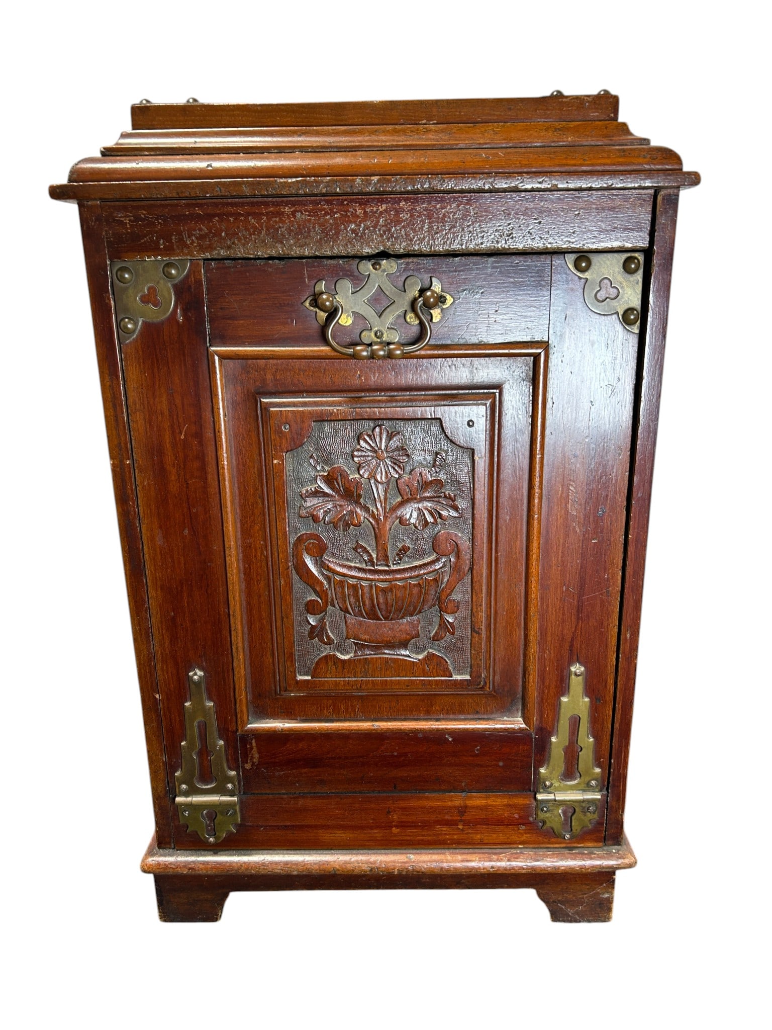 Antique Carved Mahogany Coal Box with Brass Ornate D?cor, 1900: A beautiful antique carved mahogany coal box dating to circa 1900, featuring elegant brass ornate d?cor and exceptional period craftsmanship throughout. This refined piece is crafted from richly toned