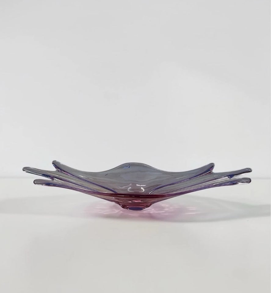 Large Vintage Val Saint Lambert VSL Pink Crystal Centerpiece Bowl Sculptural Art Glass 26”: mpressive Val Saint Lambert crystal centerpiece bowl featuring an elegant free-form design with long, sweeping points and a sculptural organic silhouette. The glass displays beautiful lavender-purple 