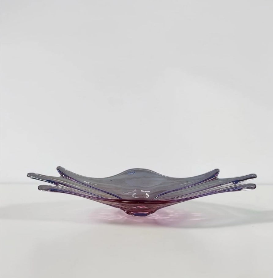 Large Art Deco Daum France Pink Crystal Centerpiece Bowl Sculptural Art Glass 26”: mpressive Daum France crystal centerpiece bowl featuring an elegant free-form design with long, sweeping points and a sculptural organic silhouette. The glass displays beautiful lavender-purple and pi