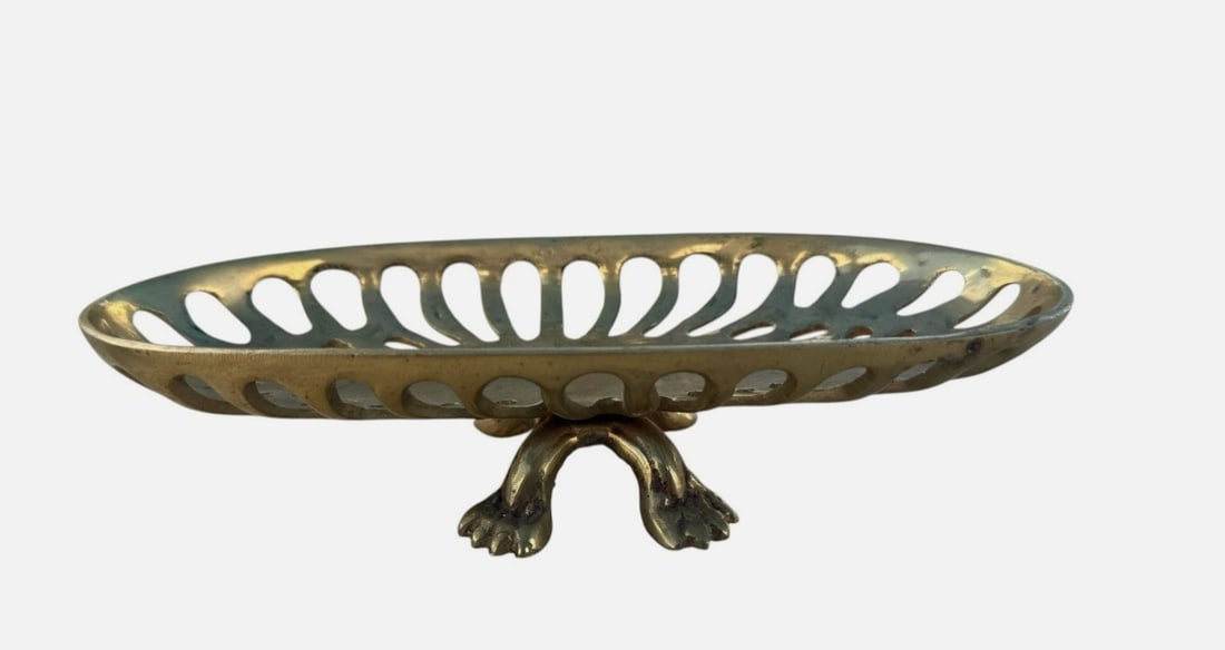 Elegant Art Deco Bronze Pierced Centerpiece Bowl Claw Feet Neoclassical Soap Tray: Elegant art deco bronze pierced centerpiece bowl featuring an elongated oval form, decorative openwork design, and distinctive sculptural animal-form claw/webbed feet.The bowl features a repeating pie