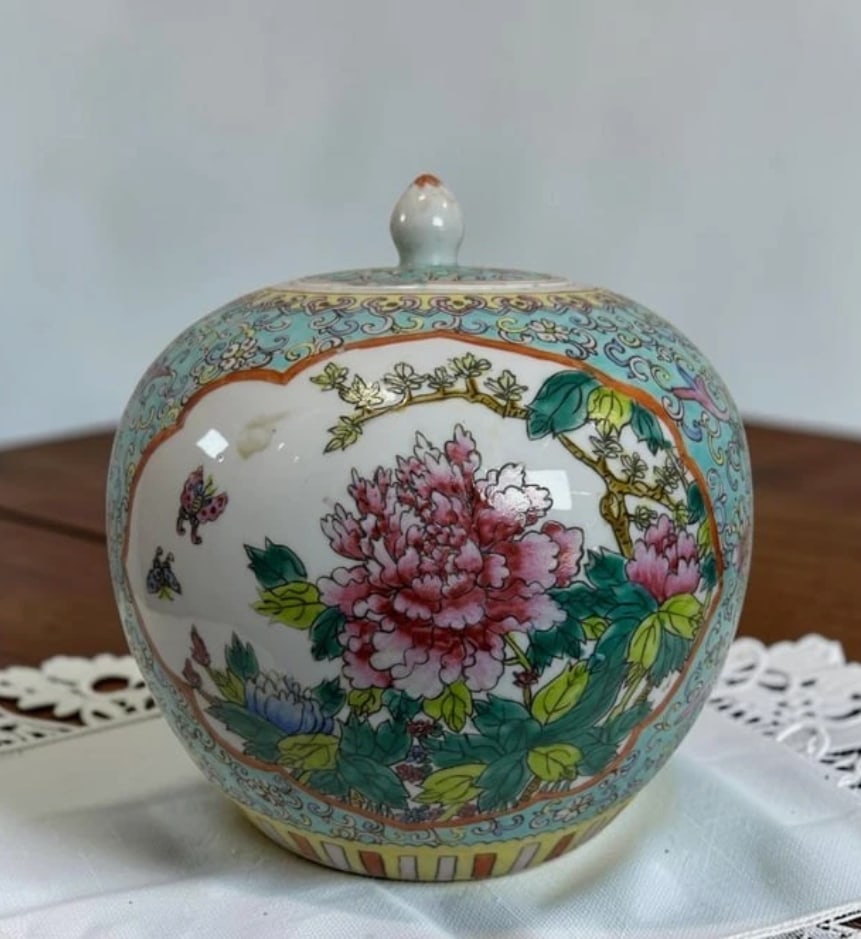 Vintage Chinese Famille Rose Porcelain Covered Ginger Jar with Peony Decoration: This beautiful vintage Chinese Famille Rose porcelain covered ginger jar features an elegant hand-painted floral design centered around large blooming peonies, symbolic of prosperity, honor, and good 