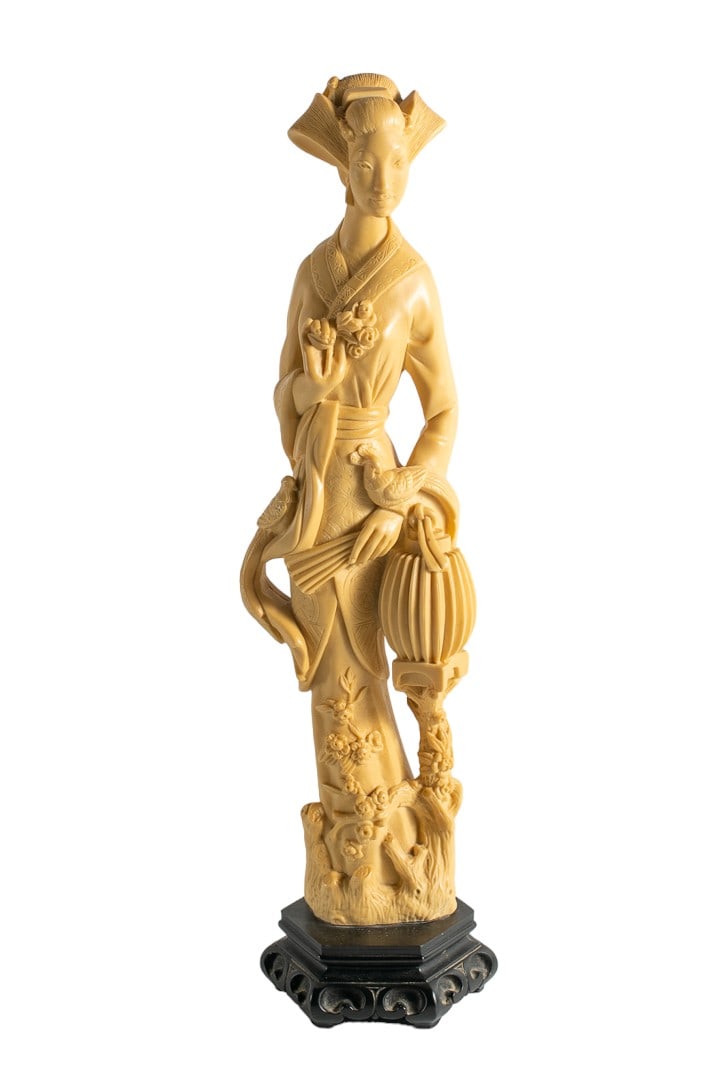 Antique Oriental Japanese Geisha Resin Statue Figure: It's time to create a vintage and antique touch with this beautiful oriental Japanese Geisha resin figurine statue with black wooden aminate base. Made of high-quality resin material, with great craft