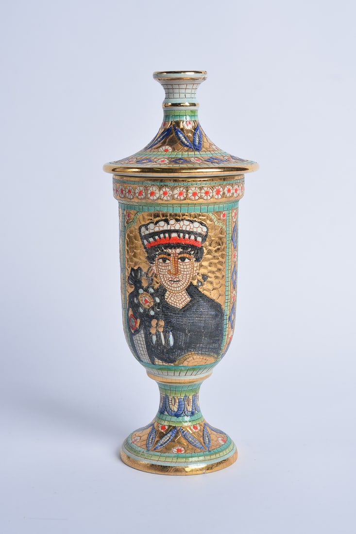 Antique Il Verrocchio & Gialletti Deruta - Florence & Deruta - Ceramic Vase & Lid: LARGE Antique Il Verrocchio & Gialletti Deruta - Florence & Deruta - Ceramic Vase & Lid , 1900cMeasurements: 11.0" D x 10.0" L x 15.5 " HOrigin : Italy , Sourced in FranceCondition: Very Good, will sh