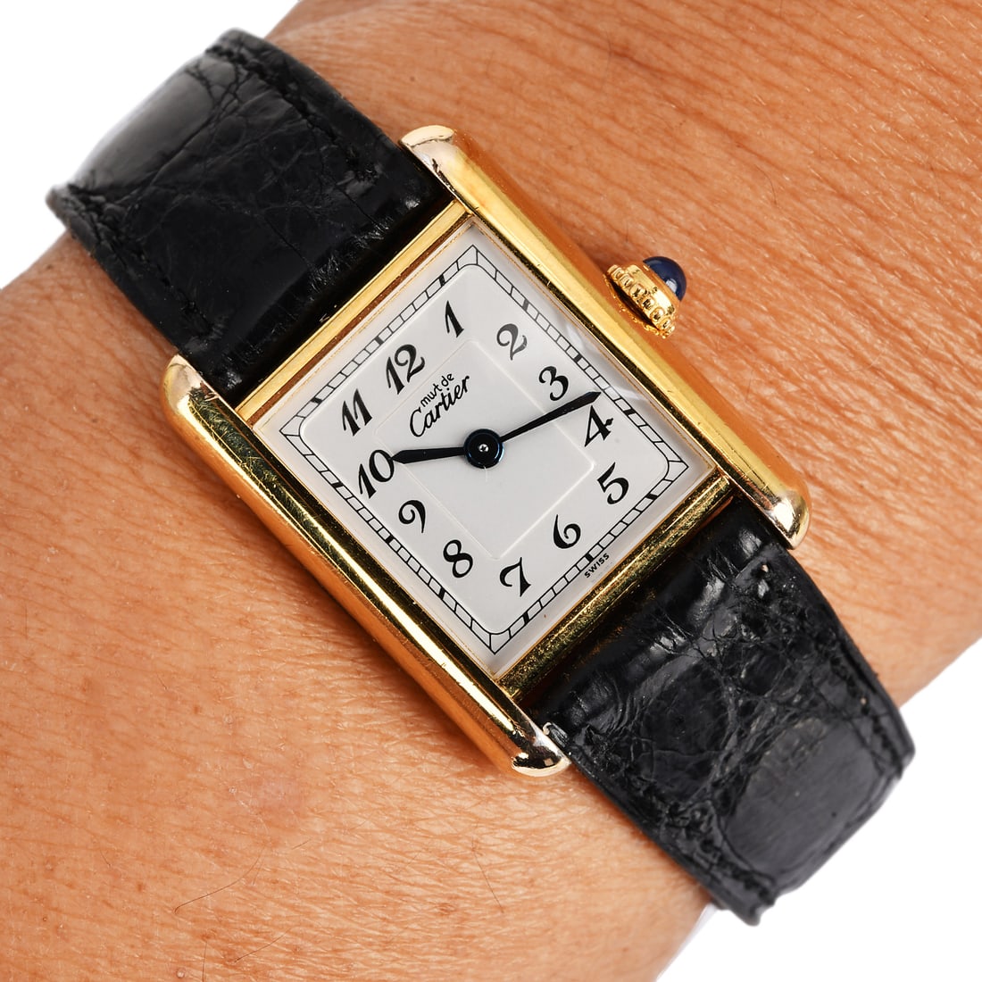 Murt De Cartier Tank Vermeil 20mm Quartz Watch: The Murt de Cartier Tank Vermeil 20mm Quartz Watch is a refined and timeless timepiece, featuring a 20mm vermeil case that combines gold-plated sterling silver for an elegant finish. The watch showcas
