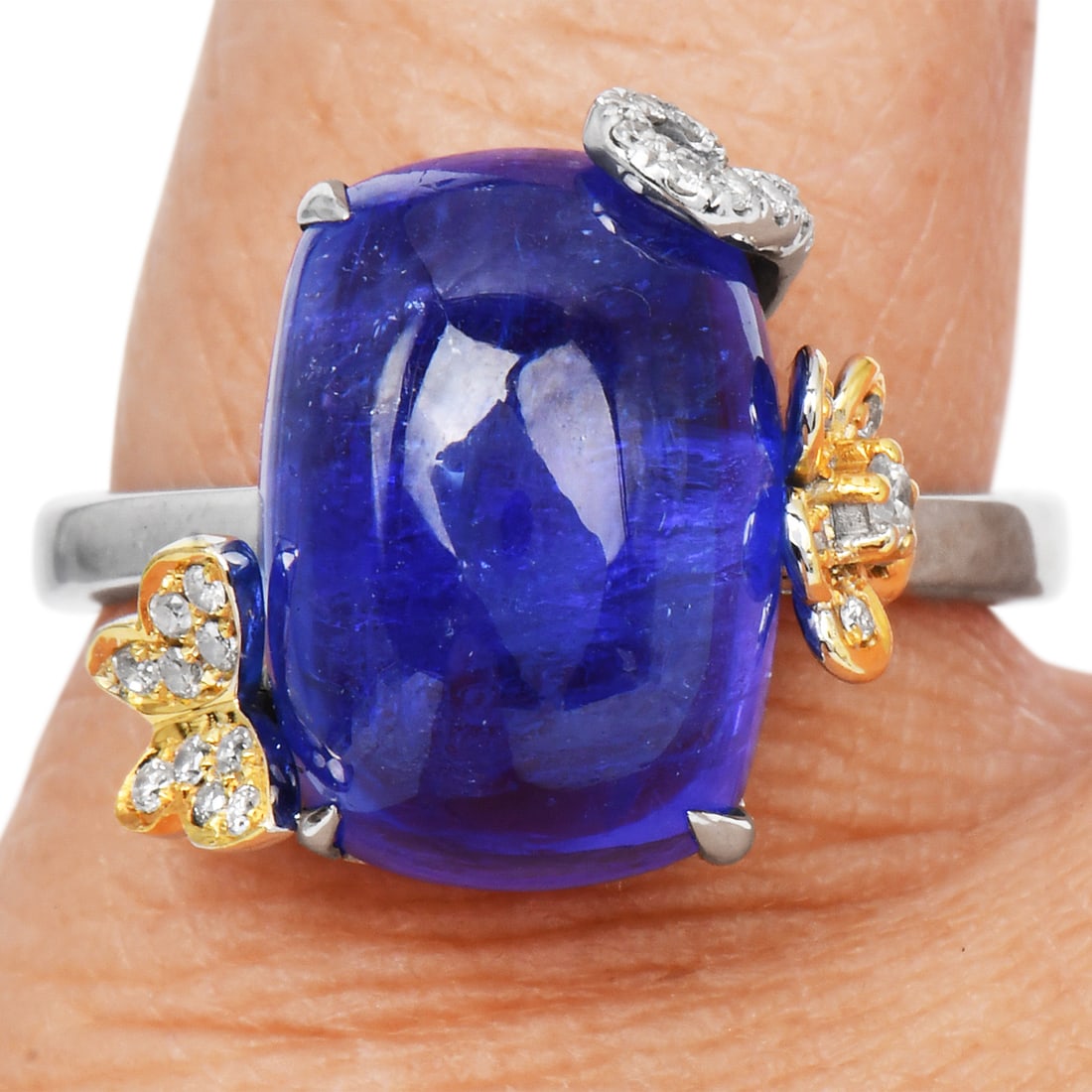 Estate Tanzanite 8.65ct Diamond 18K Multi-Tone Gold Cocktail Ring: Estate Tanzanite & Diamond 18K Multi-Tone Gold Cocktail Ring A vibrant and elegant estate cocktail ring crafted in luxurious 18K multi-tone gold, showcasing a