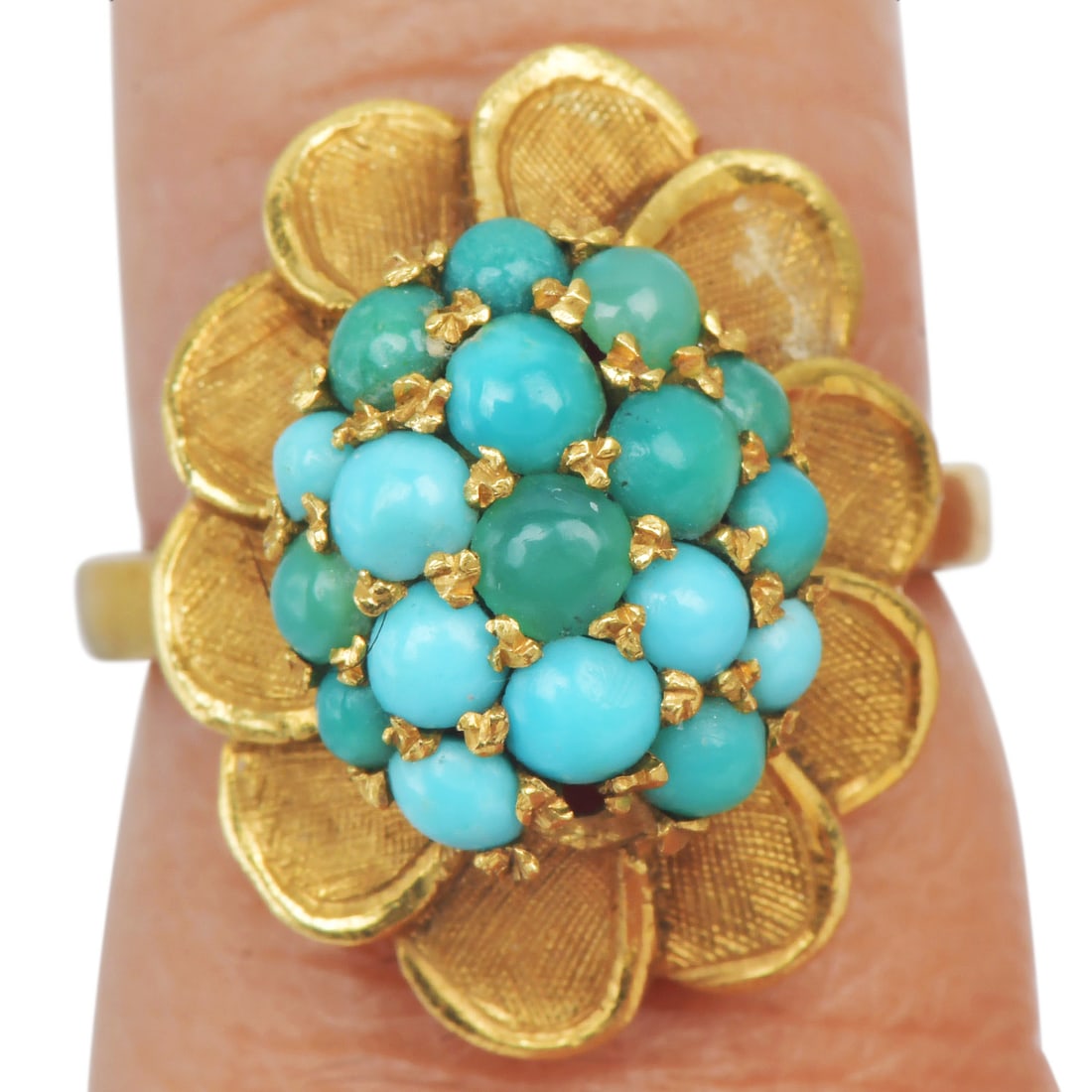 Vintage Turquoise 18K Yellow Gold Cluster Ring 5.5 Grams: Vintage Turquoise 18K Yellow Gold Cluster Ring Metal: 18K Yellow Gold Ring Size: 4 (resizable) Total Weight: Approximately 5.5 grams Measurements: Approximately 18 mm x 15 mm Primary Stone: Turquoise