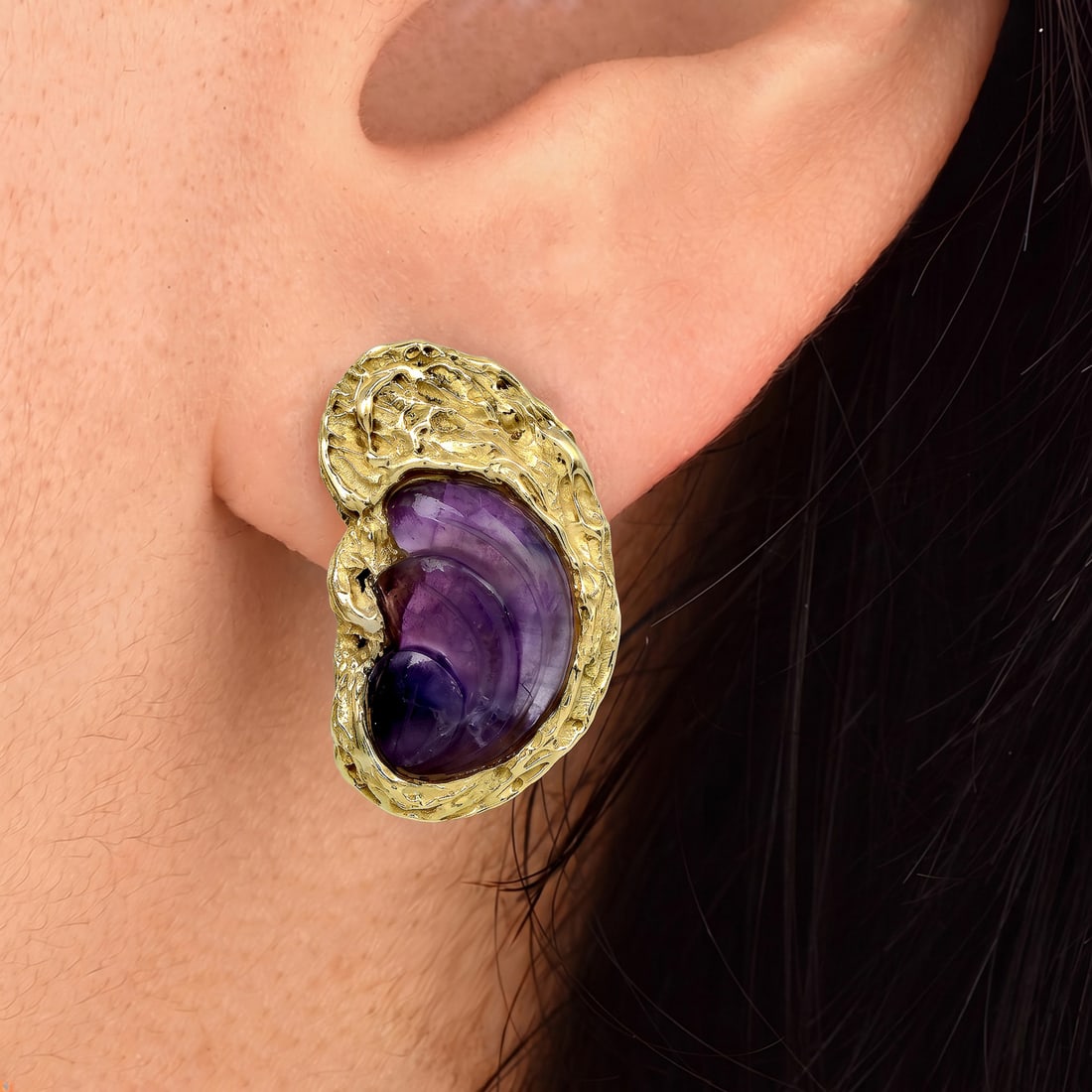 Vintage Designer Secrett Carved Amethyst 14K Yellow Gold Brutalist Clip-On Earrings 14.4 Grams: Vintage Designer Secrett Carved Amethyst 14K Yellow Gold Brutalist Clip-On Earrings Designer: Secrett Metal: 14K Yellow Gold Total Weight: 14.4 Grams Gemstones: Carved Amethysts