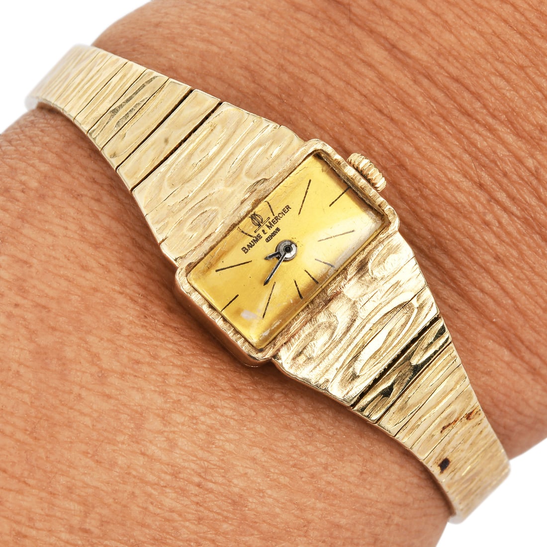 Vintage Ladies Baume & Mercier Bark Finish 14K Yellow Gold Watch 23.56 Grams: Vintage Ladies Baume & Mercier Bark Finish 14K Yellow Gold Watch Brand: Baume & Mercier Metal: 14K Yellow Gold Movement: Mechanical Total Weight:</