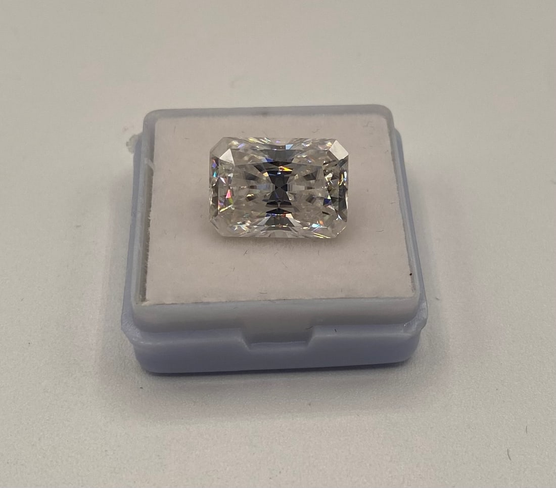 Radiant Shape 10 Carats VVS Moissanite Stone (1 of 2)