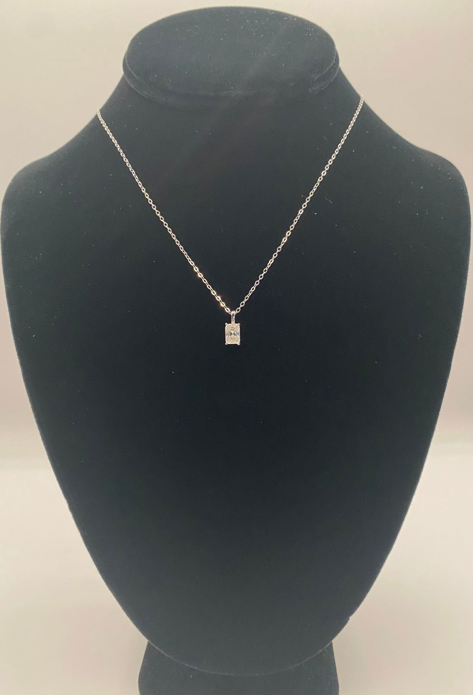 VVS Moissanite White Gold Necklace (1 of 2)