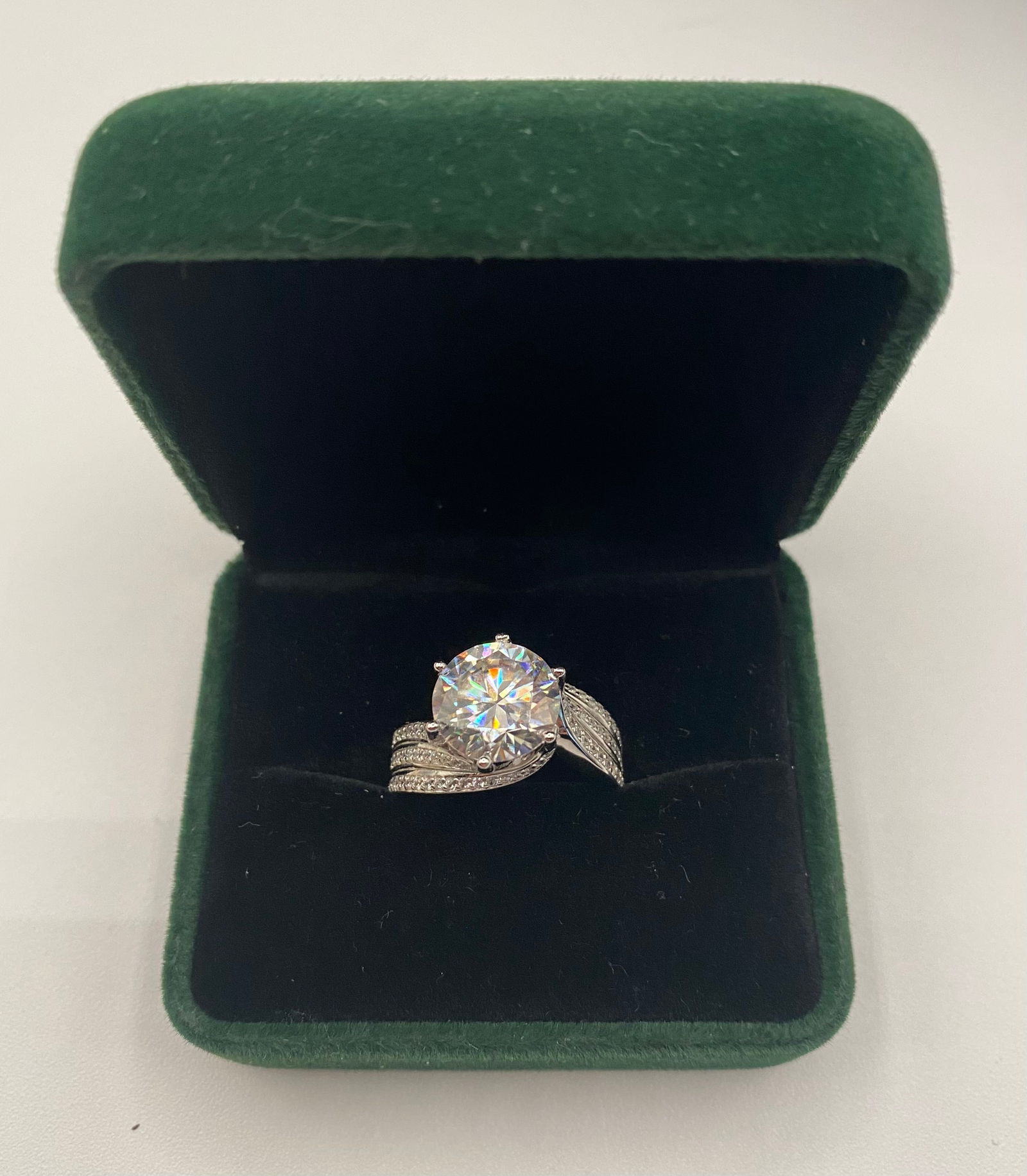 Sparkling VVS1 Ring (1 of 2)