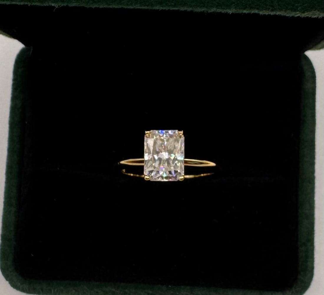 3 Carats VVS Moissanite Ring: 18k White Gold Plated On sterling Silver Moissanite VVS1 Stone Ring Color: D Stone Size: 3 Carats Ring Size: 8 Certificate: GRA