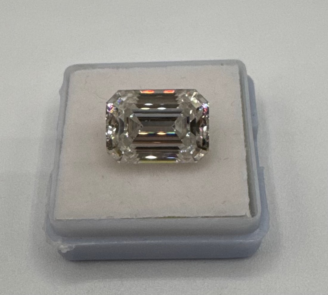 Large 10.00ct Emerald Cut White Moissanite w/ GRA Certificate: Gemstone Type: Moissanite• Weight: 10.00 Carats• Shape/Cut: Emerald Cut (Step Cut)• Color/Clarity: White (D-E-F range equivalent) / VVS1• Certification: Includes GRA Certificate an
