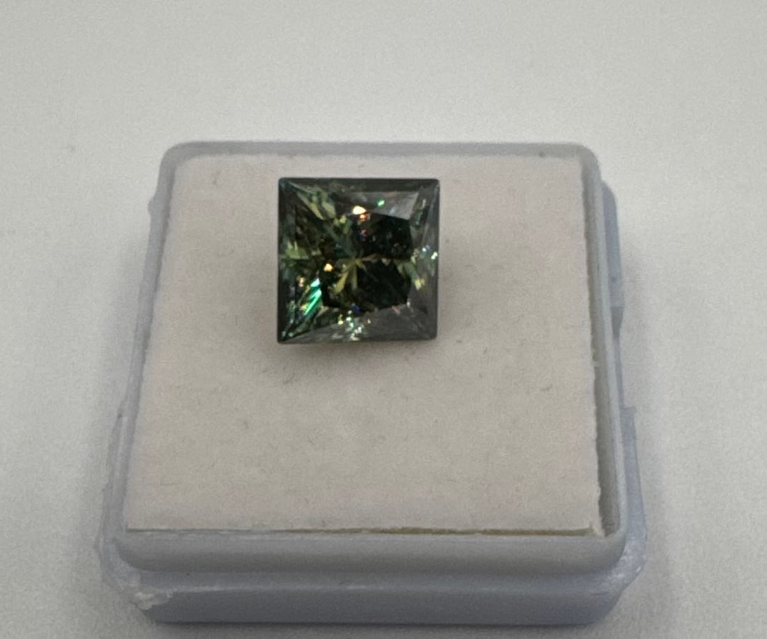 5.00 CT Princess Cut Deep Green Moissanite – Loose Gemstone: Weight: 5.00 Carats• Shape: Princess Cut (Square Modified Brilliant)• Color: Deep Forest Green / Teal• Clarity: VVS (Eye Clean)• Commentary: This striking stone features a moody, d