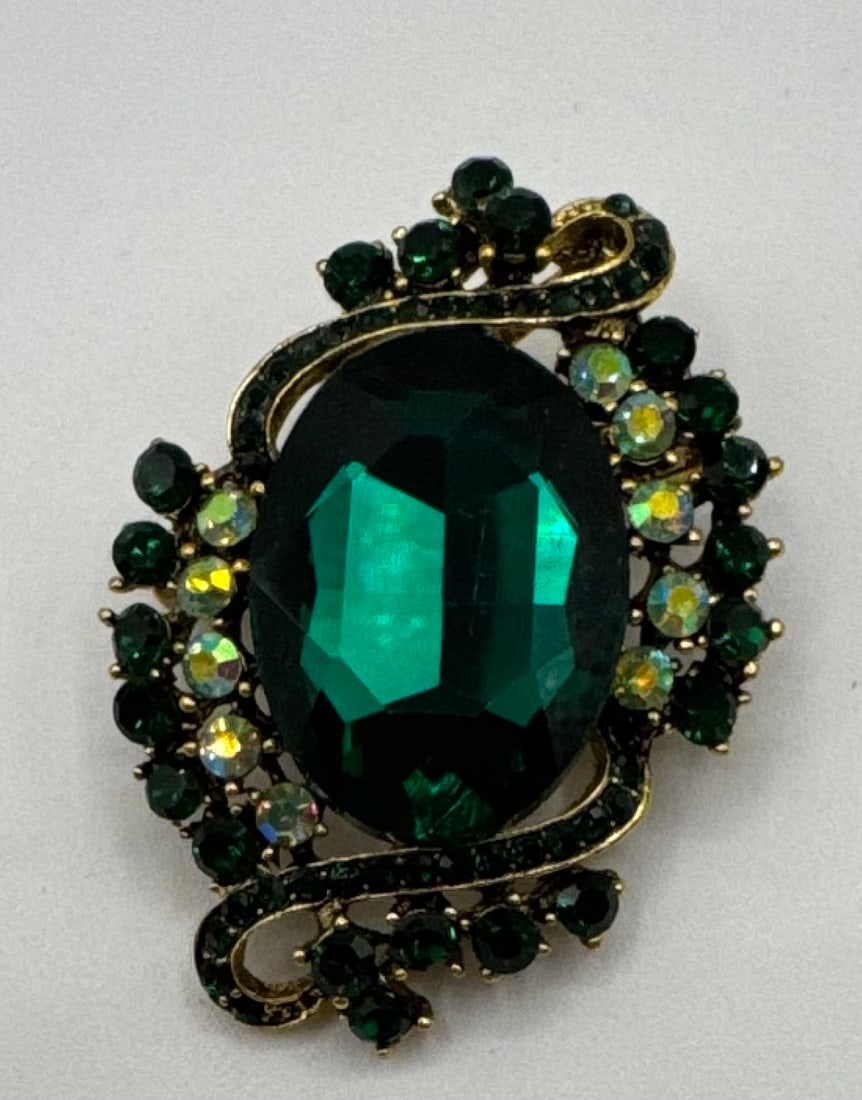 Vintage-Style Emerald Green & Aurora Borealis Brooch (1 of 3)