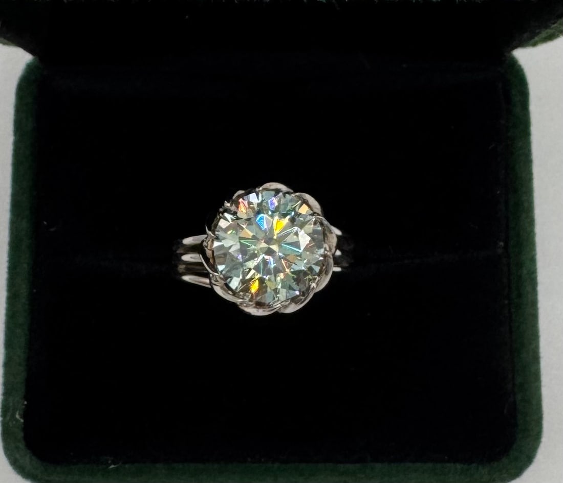 Impressive 5.00 CT Round Brilliant Moissanite Ring – 18K Gold over .925 Silver – Size 8: Up for auction is a magnificent statement ring featuring a substantial 5.00-carat Moissanite center stone. Known for its exceptional brilliance and "fire," this Moissanite outshines traditional diamon