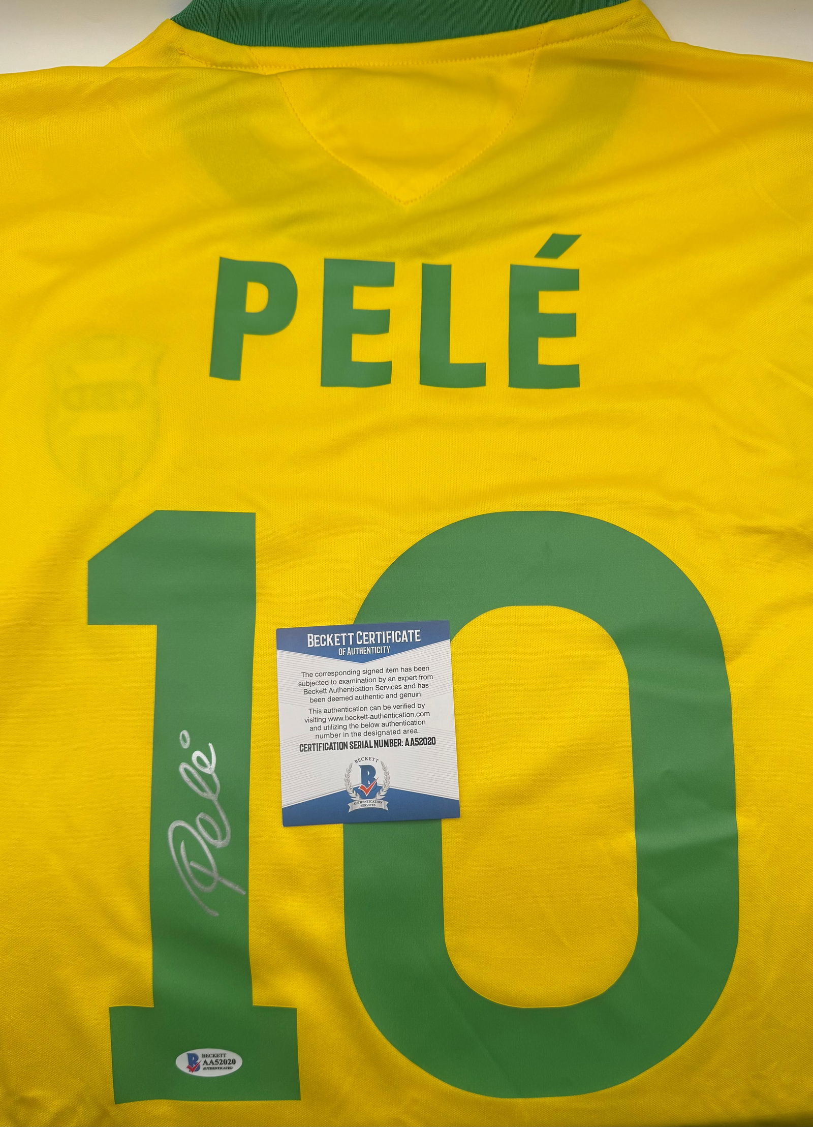 Pelé Signed Brazil National Team Jersey - Beckett Authenticated: Player: Pelé (Edson Arantes do Nascimento)• Team: Brazil National Team (Seleção Canarinho)• Item: Classic yellow and green Brazil kit featuring the legendary number 10.• Signature: