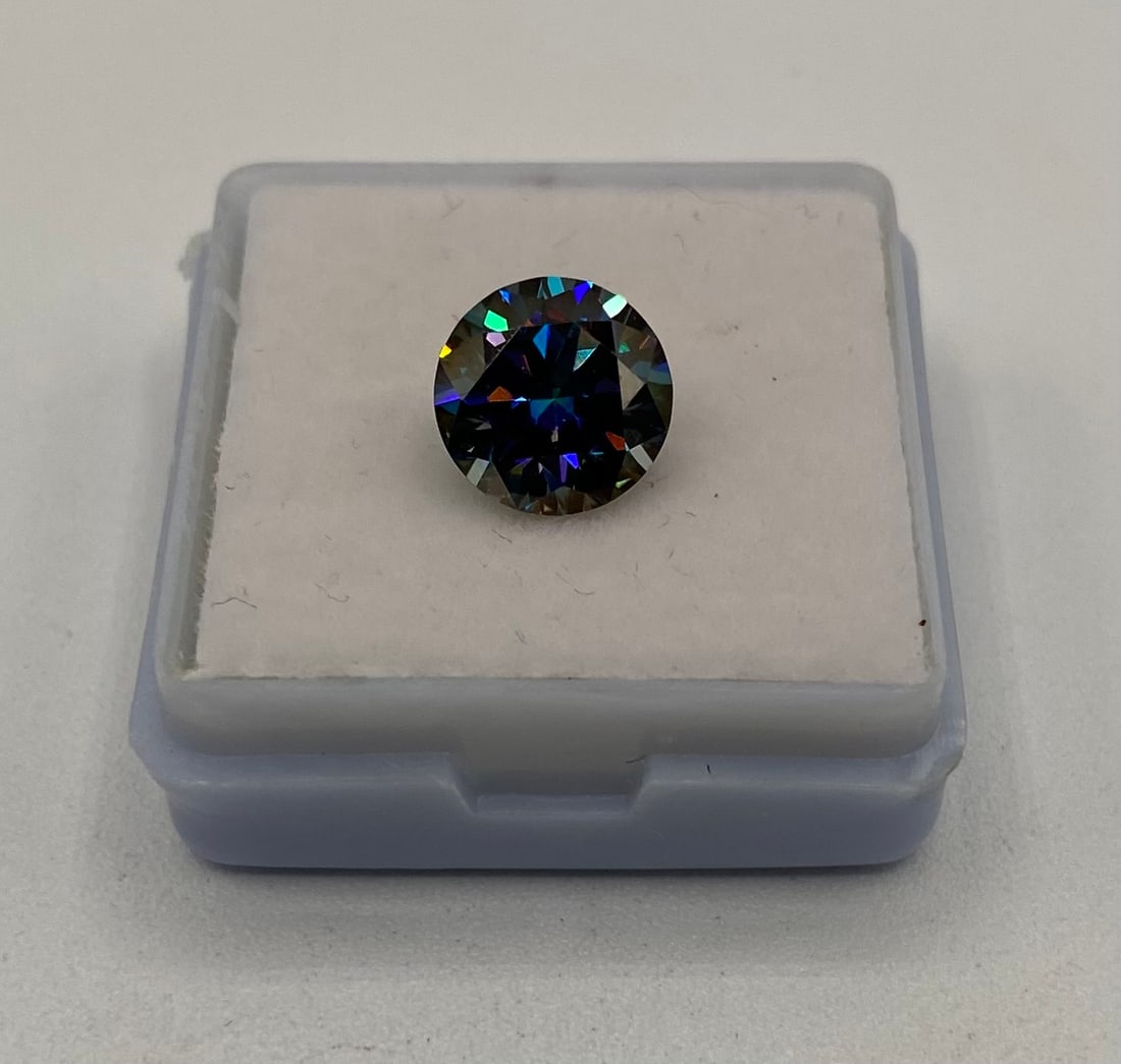 3.00 Carat Brilliant Round Cut Rainbow Purple Moissanite – GRA Certified: Carat Weight: 3.00 CT• Shape/Cut: Brilliant Round Cut• Color: rainbow purple• Authenticity: Guaranteed Moissanite; Tested Positive via Diamond Tester• Certification: Includes GRA C
