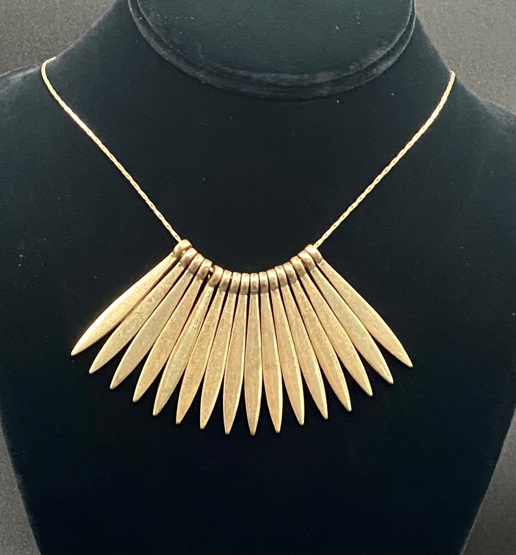 Vintage Matte Gold-Tone Sunburst Fringe Necklace - Brutalist Style Statement Piece: A striking mid-century inspired statement necklace featuring a dramatic "sunburst" or "fringe" design.• Design: Composed of multiple graduated, vertical tapered bars with a brushed matte gold-ton