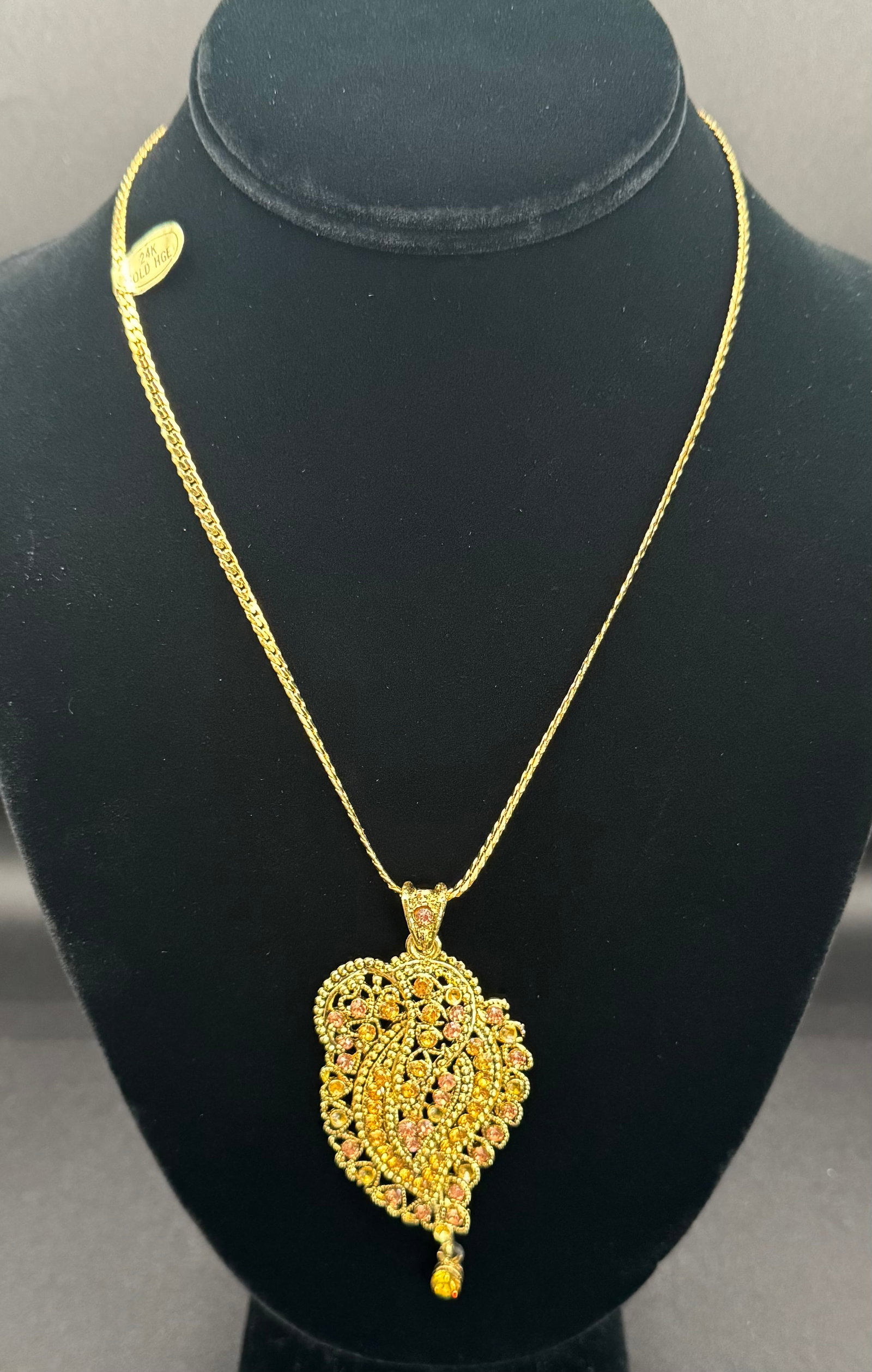 24K Gold HGE Korean Chain & Elaborate Filigree Heart Pendant – Topaz-Tone Crystals: Elevate your collection with this stunning statement piece featuring a highly detailed filigree heart pendant. The pendant showcases an intricate openwork design reminiscent of paisley motifs, accente