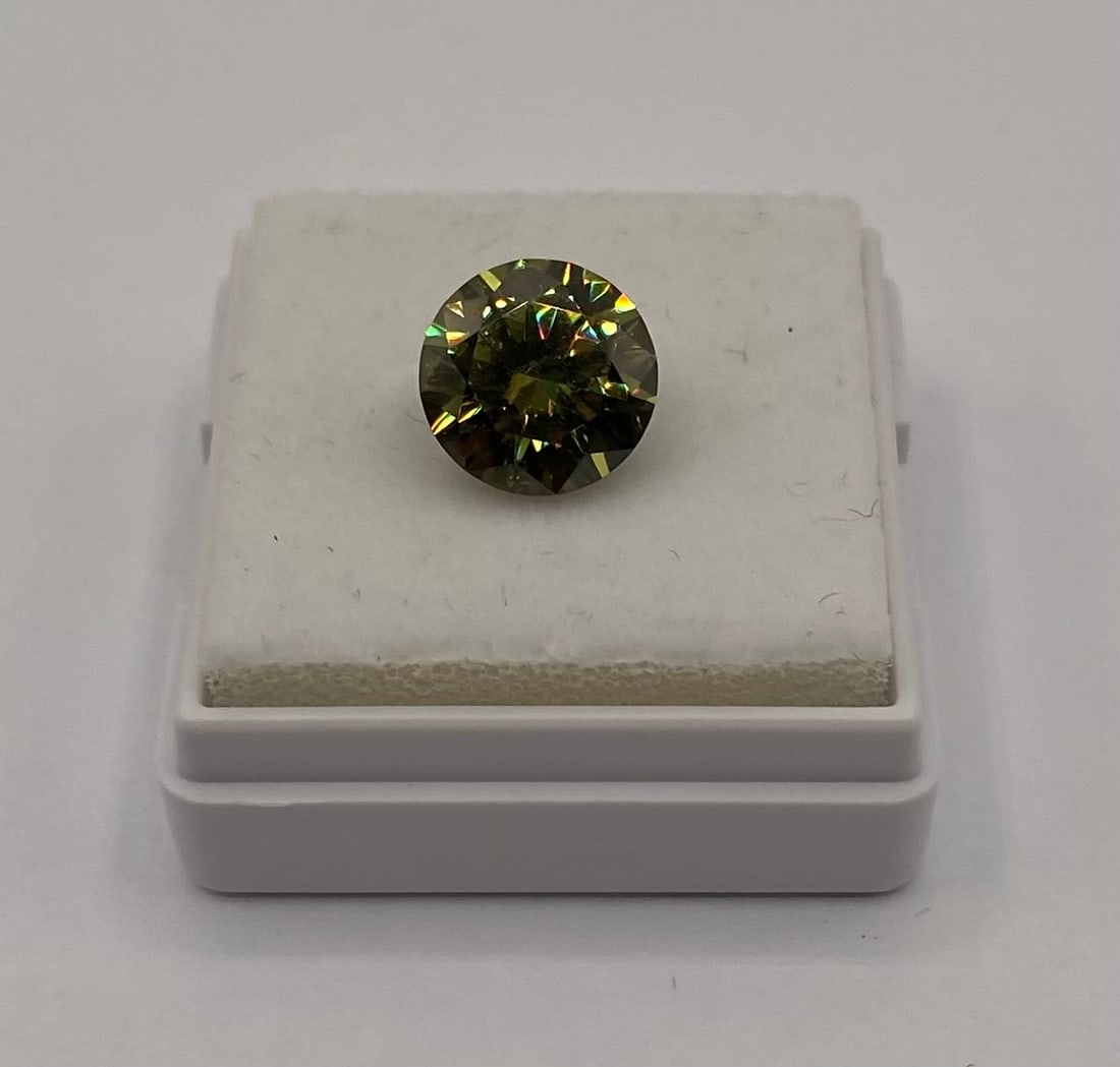 3.00 CT Round Brilliant Cut Yellow Green Moissanite - GRA Certified: Weight: 3.00 Carats• Cut: Round Brilliant• Color: Yellow Green / Teal Iridescence• Clarity: VVS1 (Eye Clean)• Certification: Includes GRA Certificate and authenticity card.•