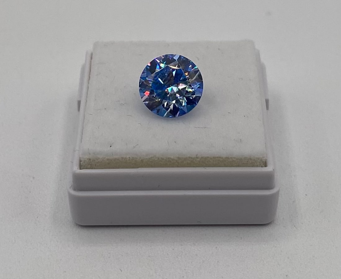 3.00 CT Round Brilliant Cut Sapphire Blue Moissanite - GRA Certified: Weight: 3.00 Carats• Cut: Round Brilliant• Color: Light Sapphire Blue• Clarity: VVS1 (Eye Clean)• Certification: Includes GRA Certificate and authenticity card.• Testing: