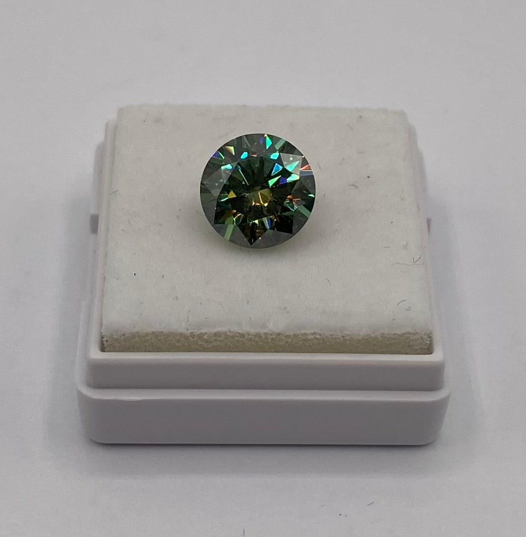 3.00 CT Round Brilliant Cut Green Moissanite - GRA Certified: Weight: 3.00 Carats• Cut: Round Brilliant• Color: Green• Clarity: VVS1 (Eye Clean)• Certification: Includes GRA Certificate and authenticity card.• Testing: Passes thermal