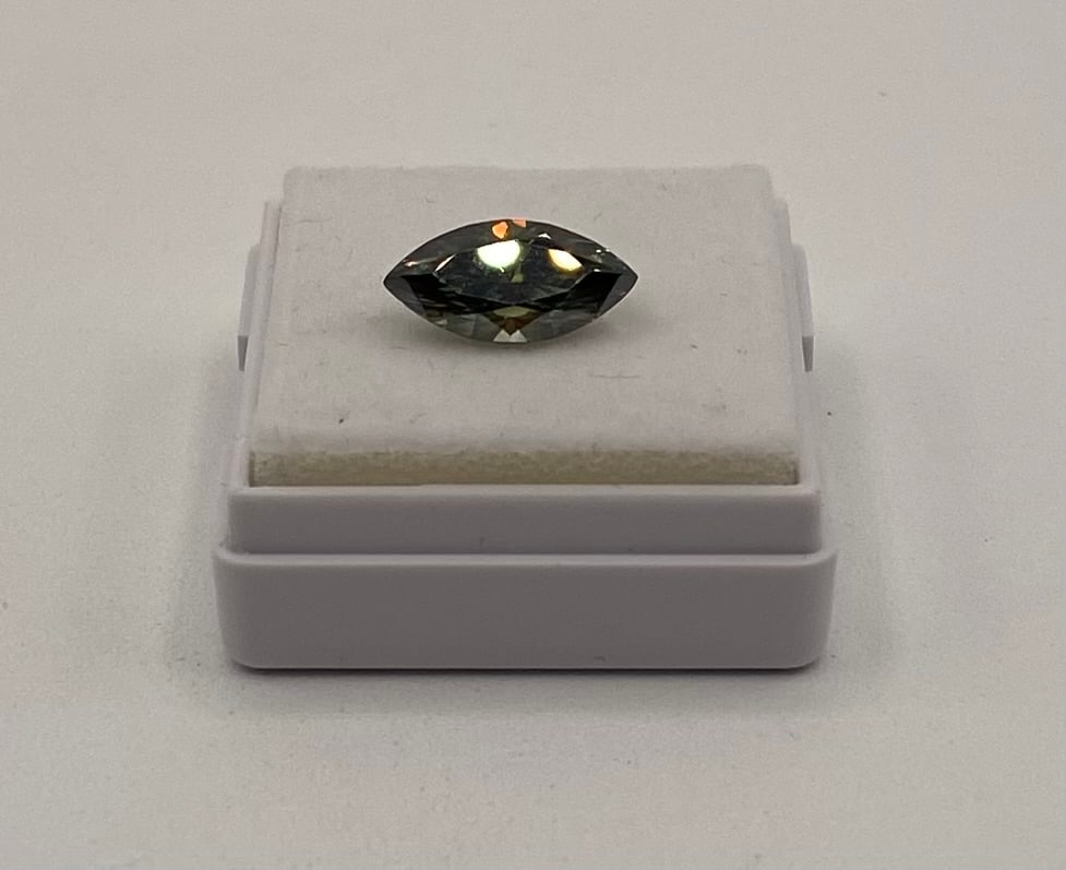 2 CT Maquise Green Moissanite - GRA Certified: Weight: 2 Carats• Cut: Round Brilliant• Color: Champagne • Clarity: VVS1 (Eye Clean)• Certification: Includes GRA Certificate and authenticity card.• Testing: Passes thermal
