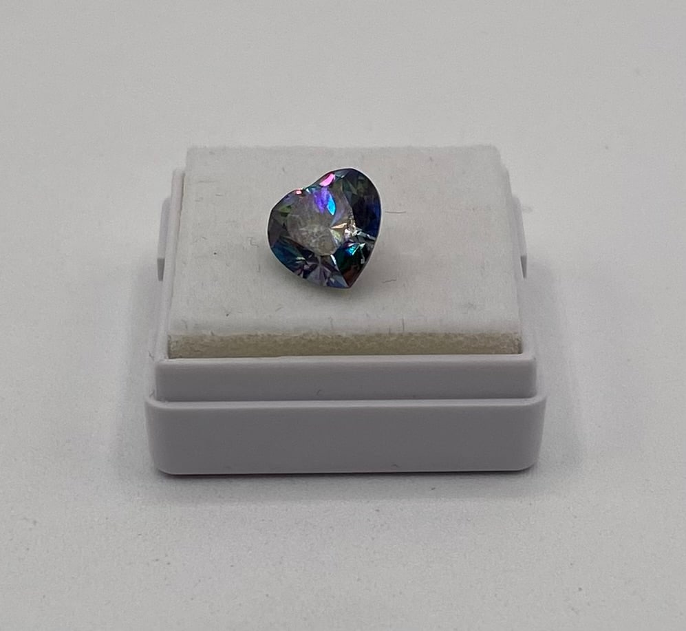 Heart Cut Rainbow Mystic Moissanite – VVS1: This lot features a stunning 3.00-carat heart-shaped Moissanite gemstone, boasting a vibrant Rainbow Green "Mystic" finish. This stone is engineered for maximum fire and brilliance, exhibiting a