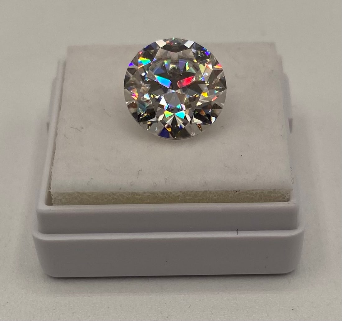 5 Ct Classic Round Brilliant Cut Moissanite VVS Loose Gemstone w/ Cert: One loose, classic round brilliant cut moissanite gemstone. Carat Weight: 5.00 Carats Clarity: VVS Certification: Includes certificate of authenticity. Testing: Positively tests as diamond using