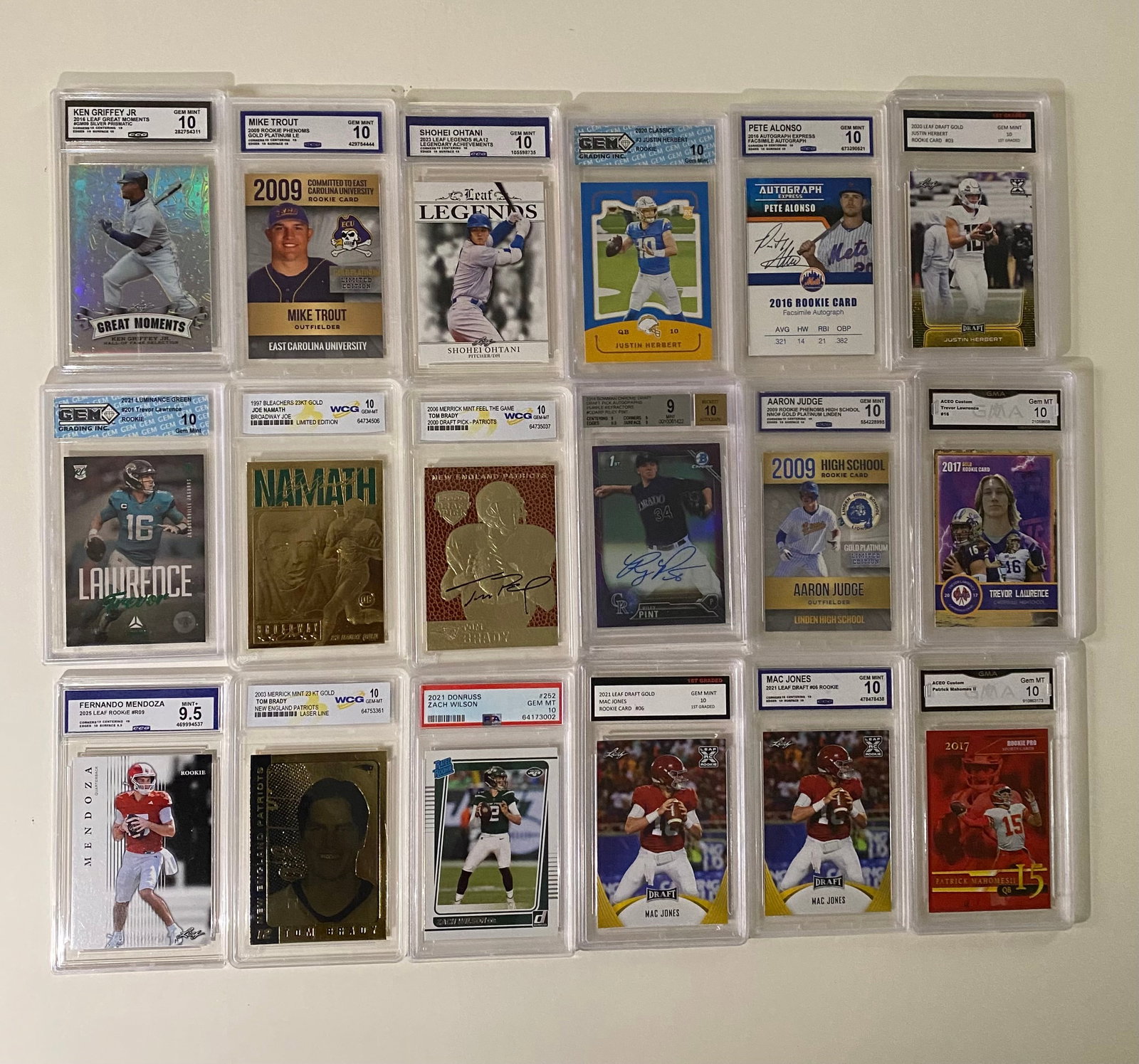 18 Cards Tom Brady, Ken Griffey Jr., Shohei Ohtani, Patrick Mahomes, Mike Trout & More (1 of 2)