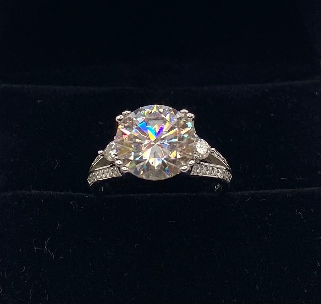 5 Carats Moissanite VVS1 Ring Size 8 (1 of 2)