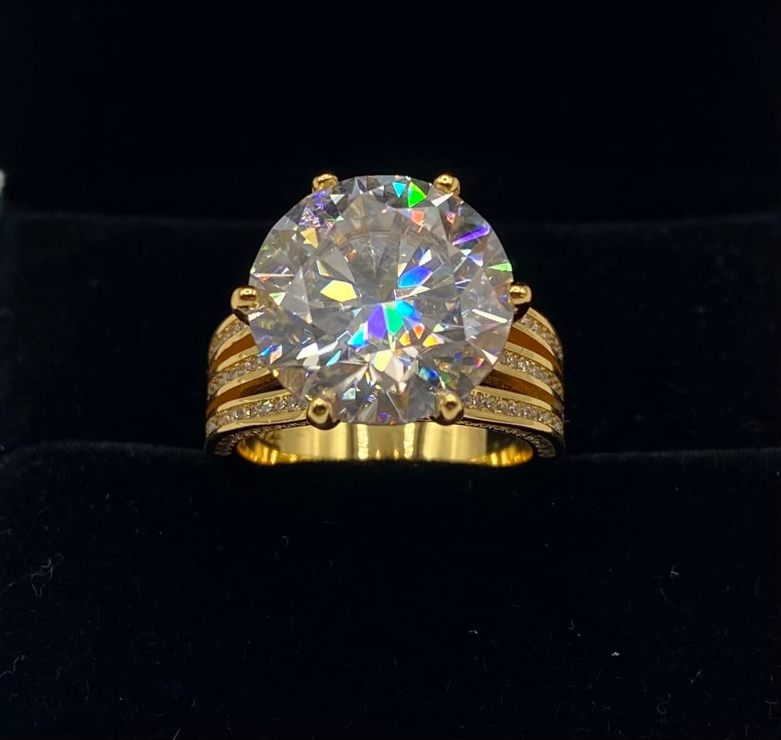 10 Carats Moissanite VVS1 Ring Size 6.5 (1 of 2)