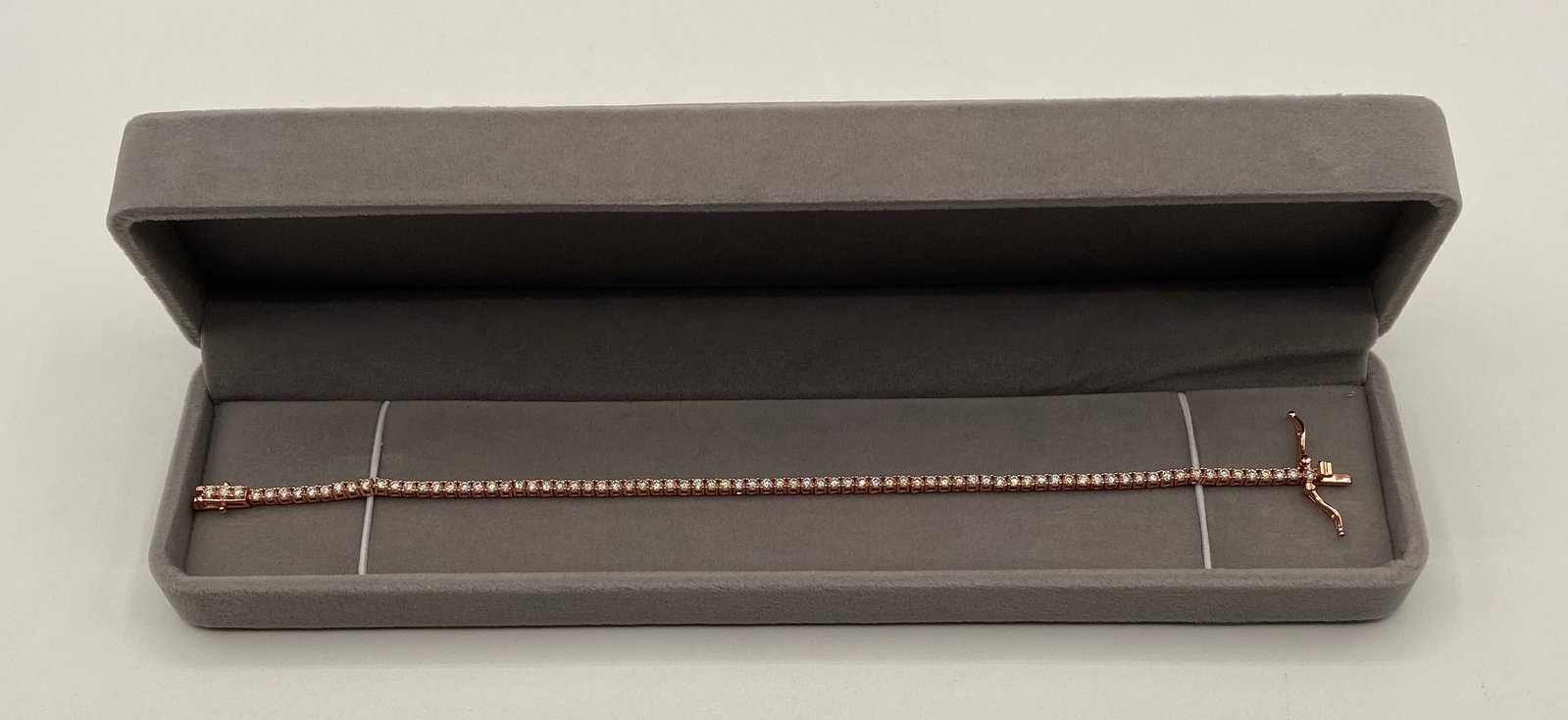 Tennis VVS Moissanite Bracelet 2 MM: 18k gold plated on sterling Silver Bracelet 2 MM VVS1 Moissanite Stones. It passes for diamond using diamond tester . It comes with a certificate. Bracelet size: 8 inches